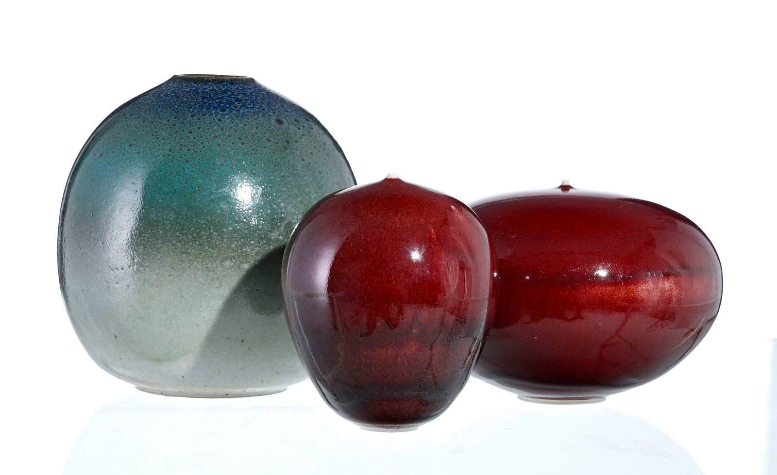 Ensemble de 3 vases de forme ovoïde et renflée en céramique et porcelaine, XXe s., &# (1 of 6)