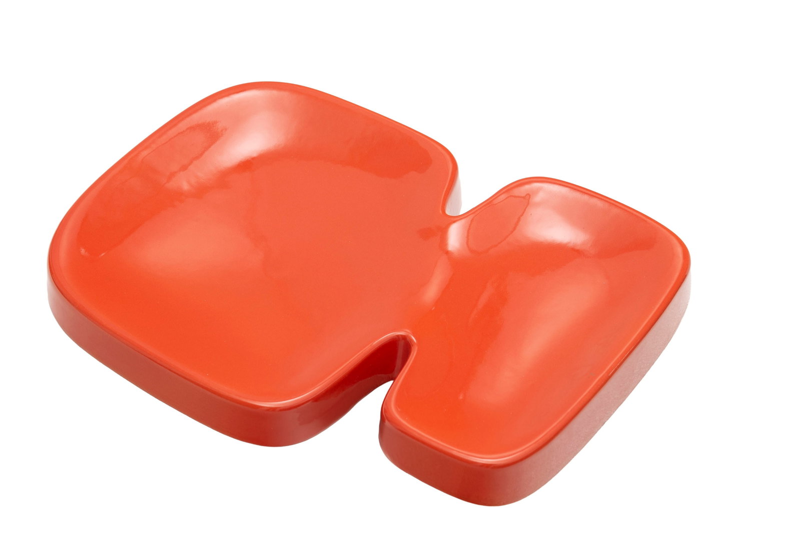 Plateau Bicephale par India Mahdavi (né en 1962), en céramique émaillée orange, : Plateau Bicephale par India Mahdavi (né en 1962), en céramique émaillée orange, signé, 43x32 cm Provenance: Galerie Mitterrand + Cramer, Genève