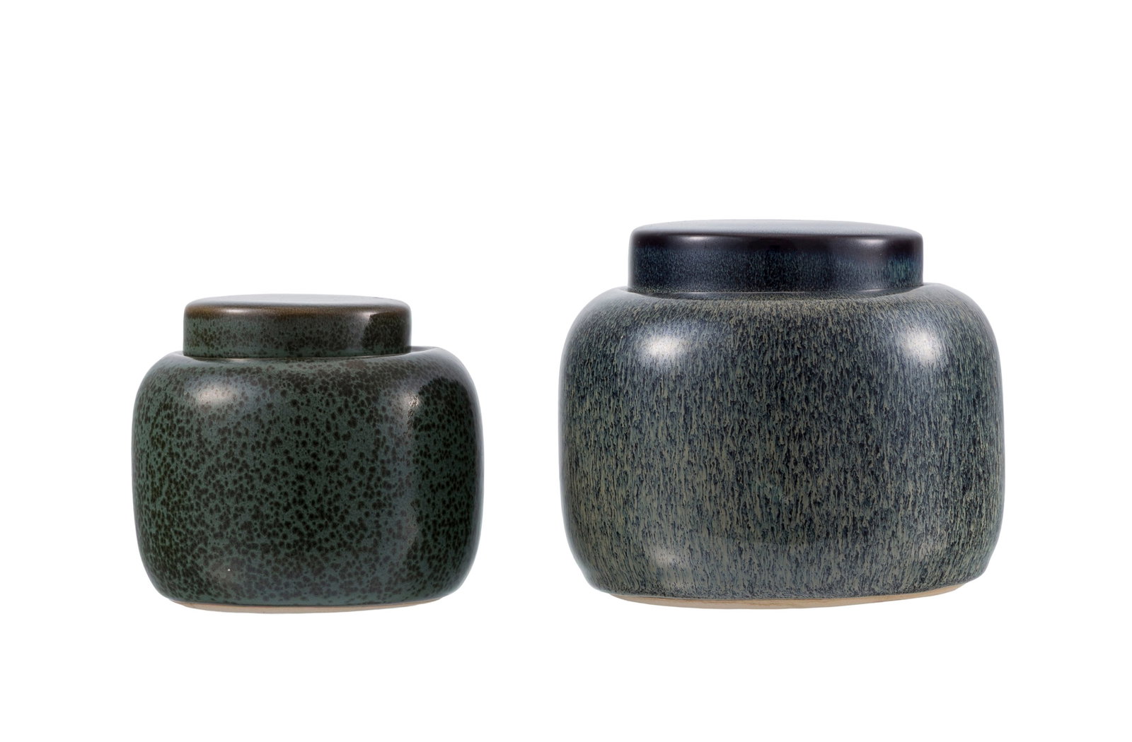 Ensemble de 2 boîtes de style Extrême-Oriental en céramique, XXIe s., à glaç: Ensemble de 2 boîtes de style Extrême-Oriental en céramique, XXIe s., à glaçure verte et nuances profondes, h. 9 et 11 cm