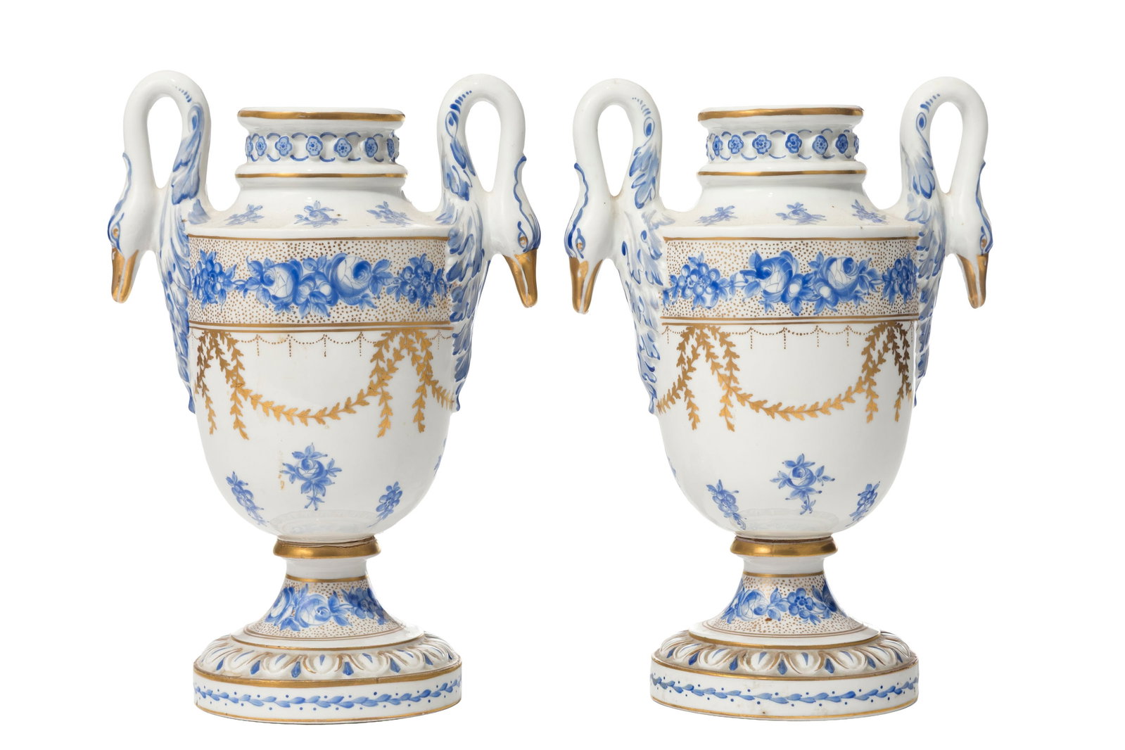 Paire de vases balustres en porcelaine, décor Nyon, XXe s., à décor bleu et or, les a: Paire de vases balustres en porcelaine, décor Nyon, XXe s., à décor bleu et or, les anses têtes de cygne, h. 27,5 cm (couvercles manquants)