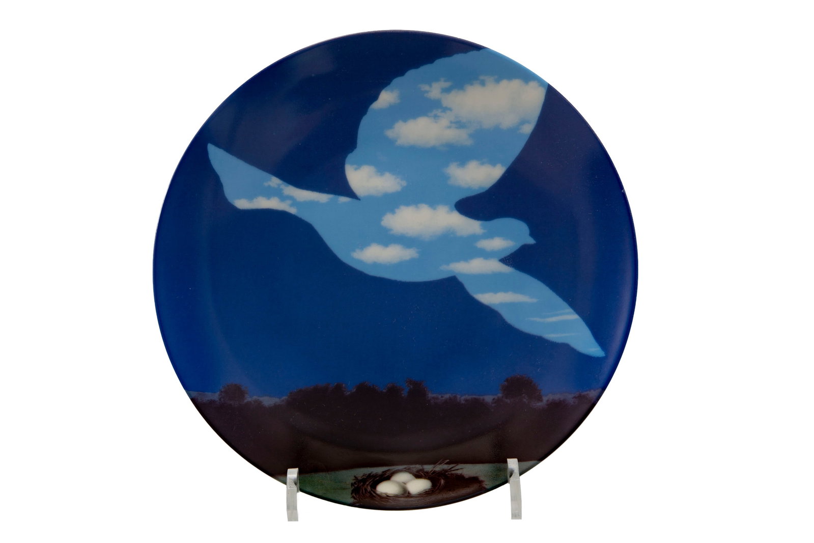 Assiette en porcelaine de Limoges, Ligne Blanche éditeur, à décor d'après Ren: Assiette en porcelaine de Limoges, Ligne Blanche éditeur, à décor d'après René Magritte: Le Retour, diam. 21,5 cm
