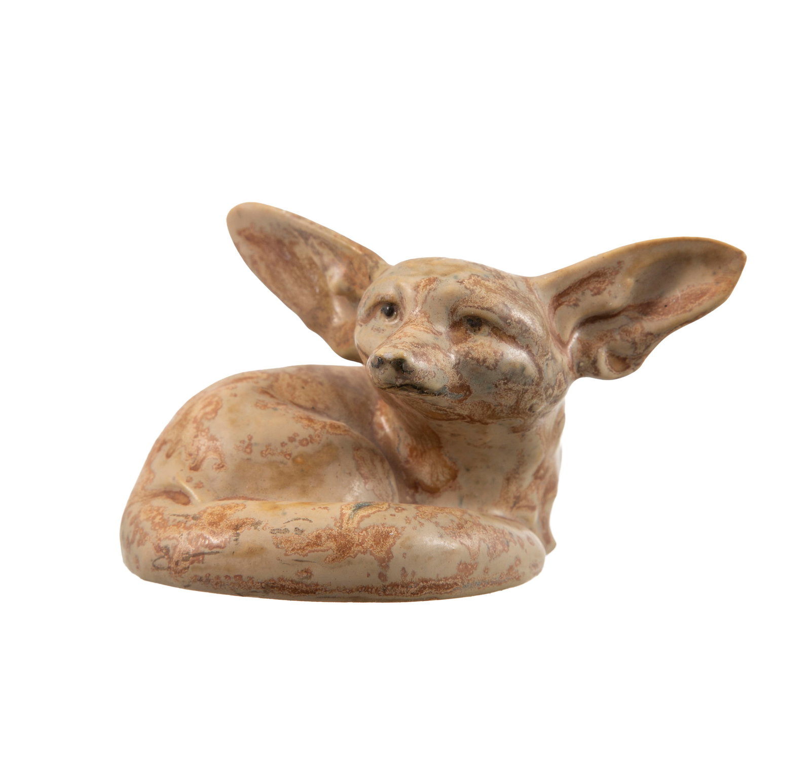 Edouard Marcel Sandoz (1881-1971). Fennec couché, sculpture en céramique émaillé: Edouard Marcel Sandoz (1881-1971). Fennec couché, sculpture en céramique émaillée beige. Signé "E.M.Sandoz" et marque "Susse Frères Paris" sous la base, h. 7 cm