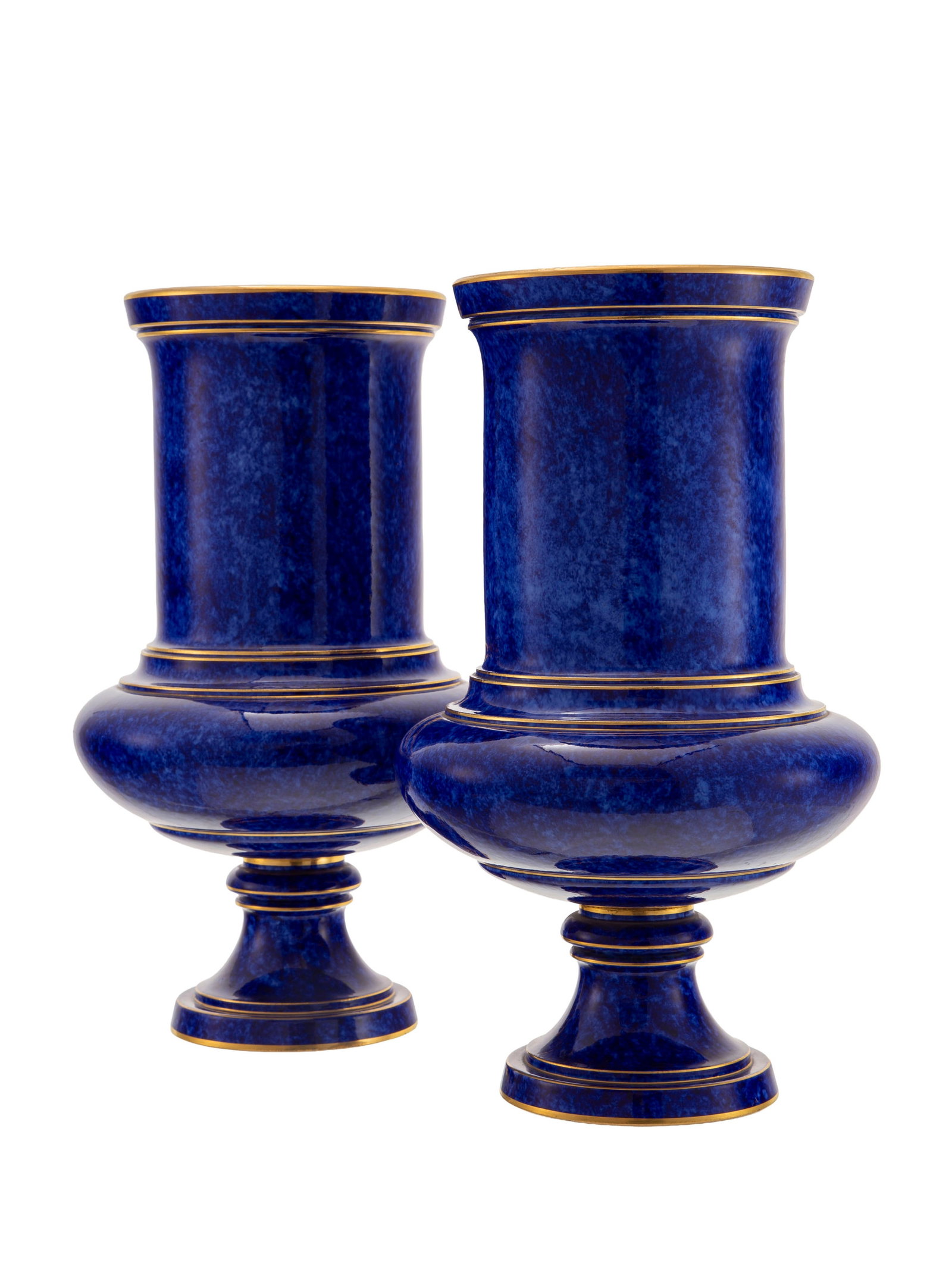 Sèvres. Paire de vases de forme Médicis en porcelaine, 1885 et doré en 1889, à d (1 of 2)