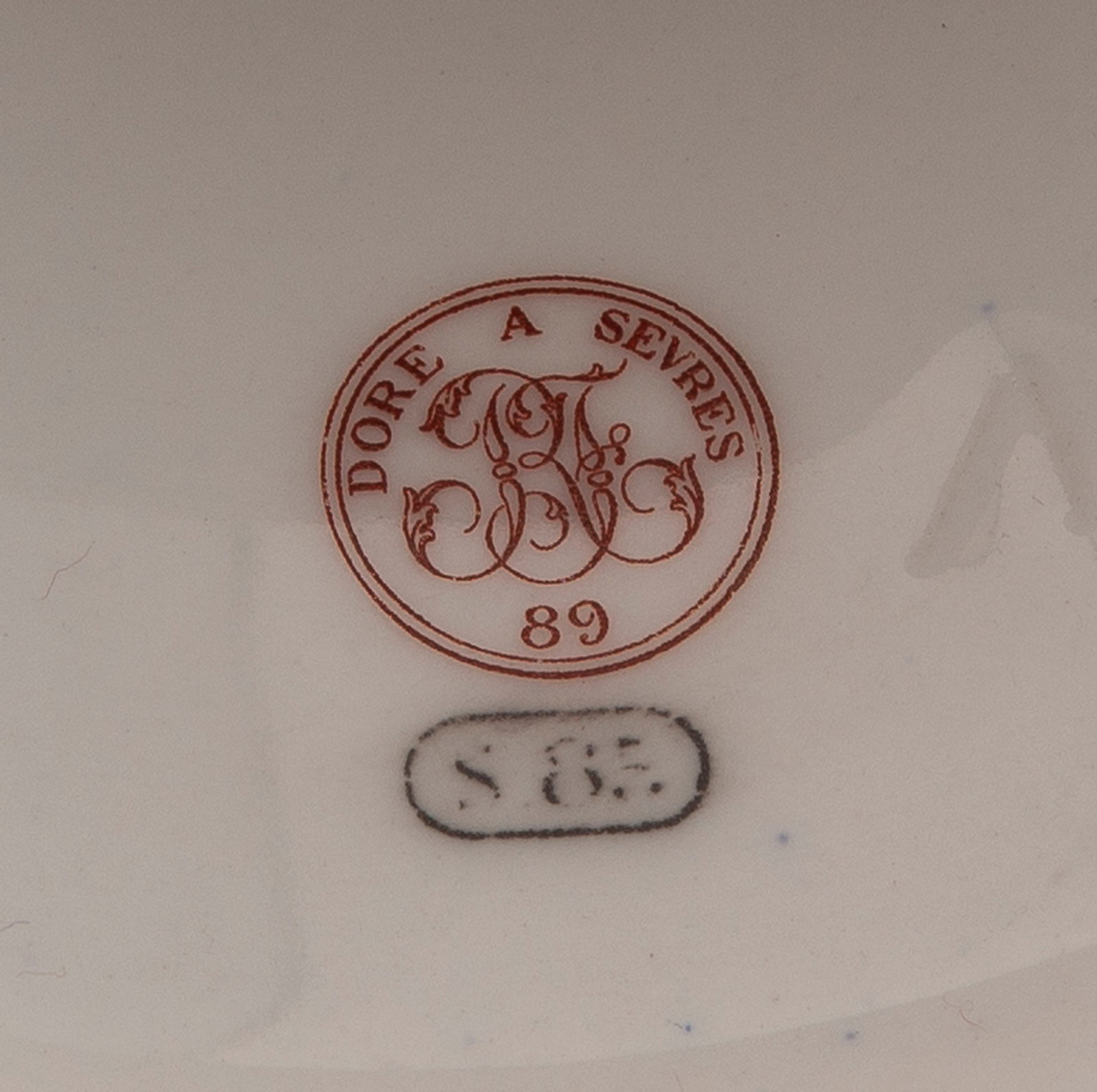 Sèvres. Paire de vases de forme Médicis en porcelaine, 1885 et doré en 1889, à d - 2