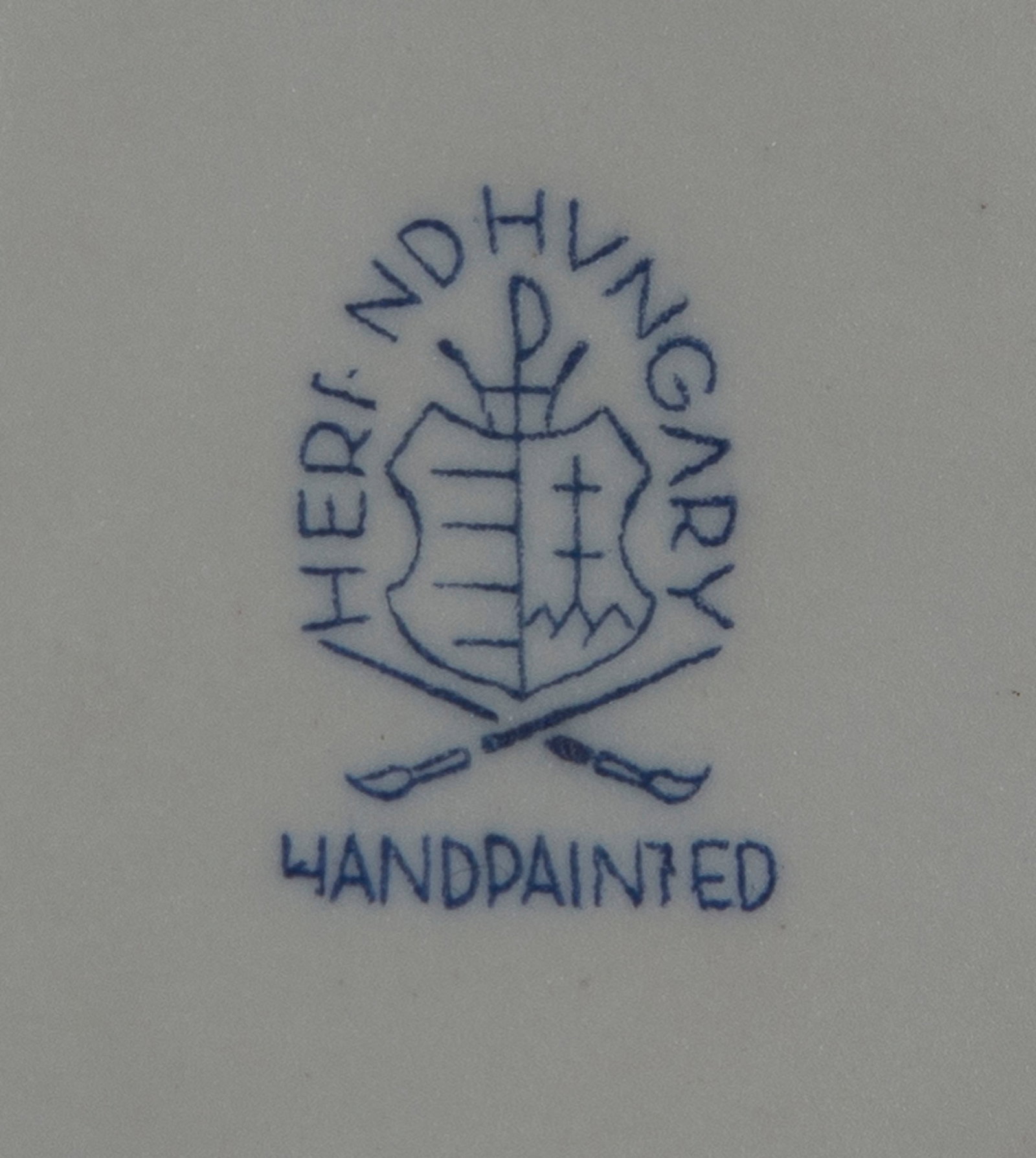 Herend. Ensemble de 3 sculptures en porcelaine, XXe s., comprenant: 1 homme chevauchant un coq, 1 ho - 3