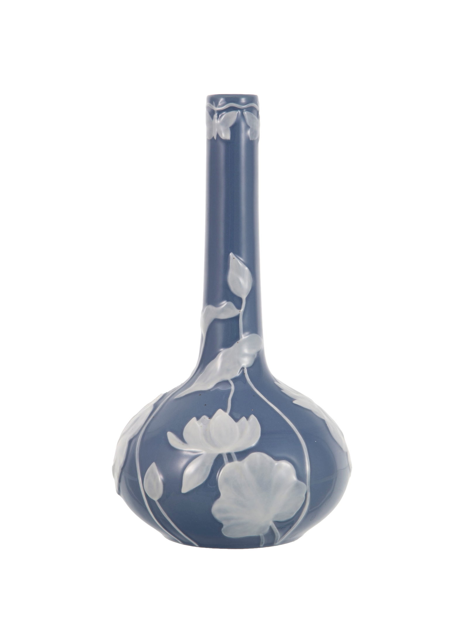 Herend. Vase soliflore en porcelaine, XXe s., à décor de nénuphars blancs sur fond bl: Herend. Vase soliflore en porcelaine, XXe s., à décor de nénuphars blancs sur fond bleu, h. 28 cm