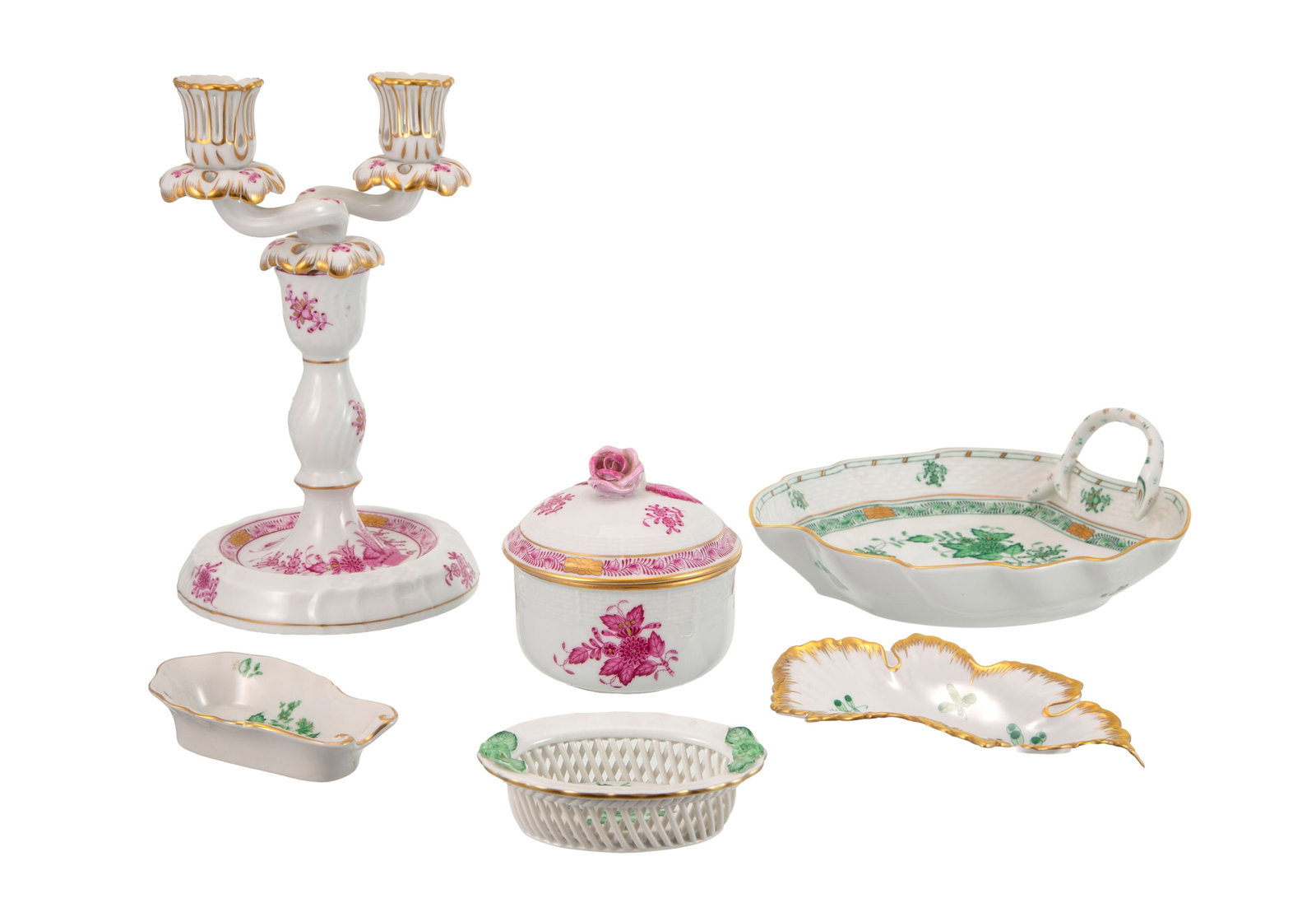 Herend. Ensemble de 6 pièces en porcelaine, à décor Apponyi vert et rose et fleurs ve: Herend. Ensemble de 6 pièces en porcelaine, à décor Apponyi vert et rose et fleurs vertes, comprenant: 1 candélabre, 1 boîte ronde, 3 coupelles et 1 coupelle feuille à