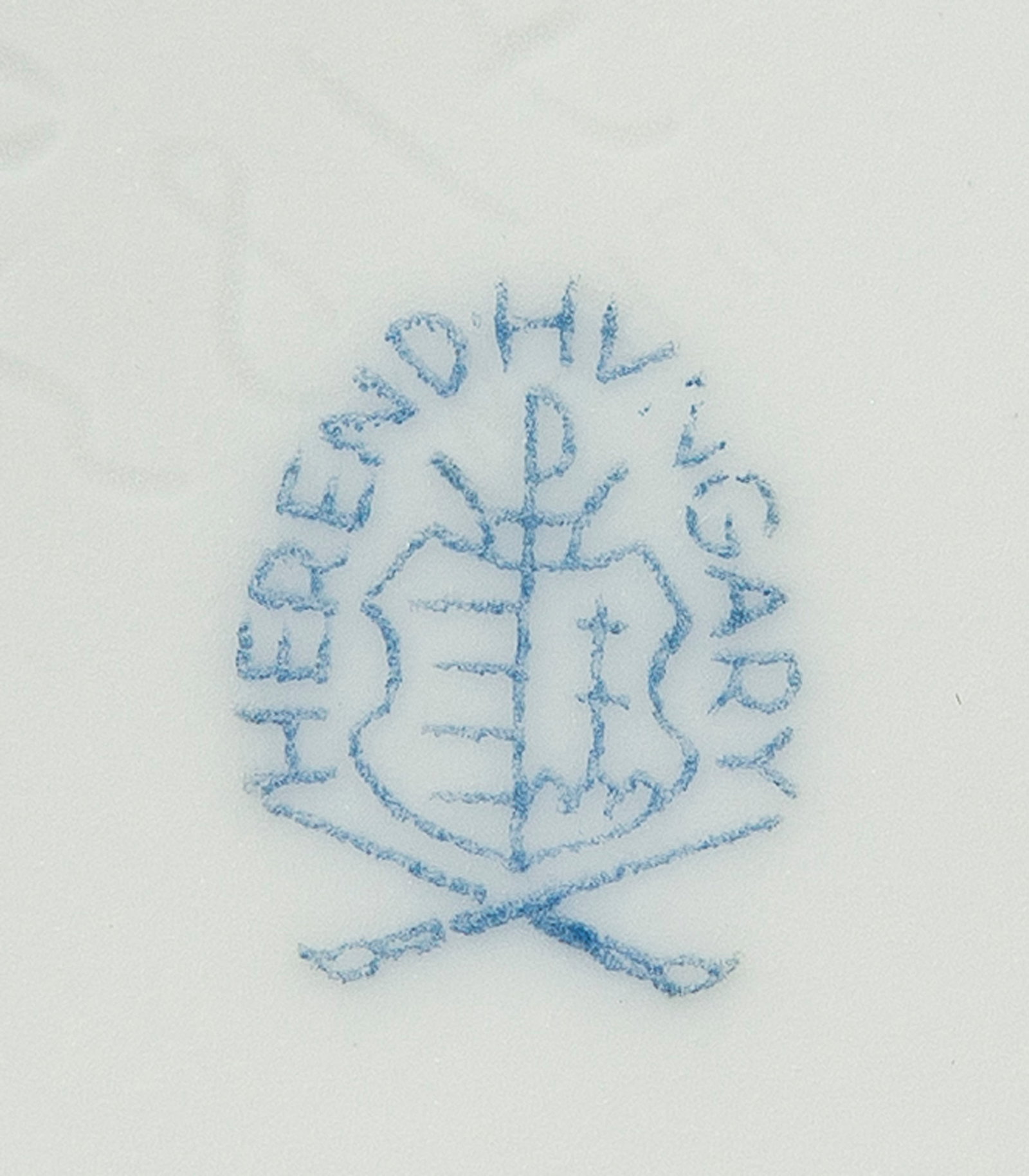 Herend. Ensemble de 4 pièces en porcelaine, à décor polychrome de fleurs, rehauts or, - 4