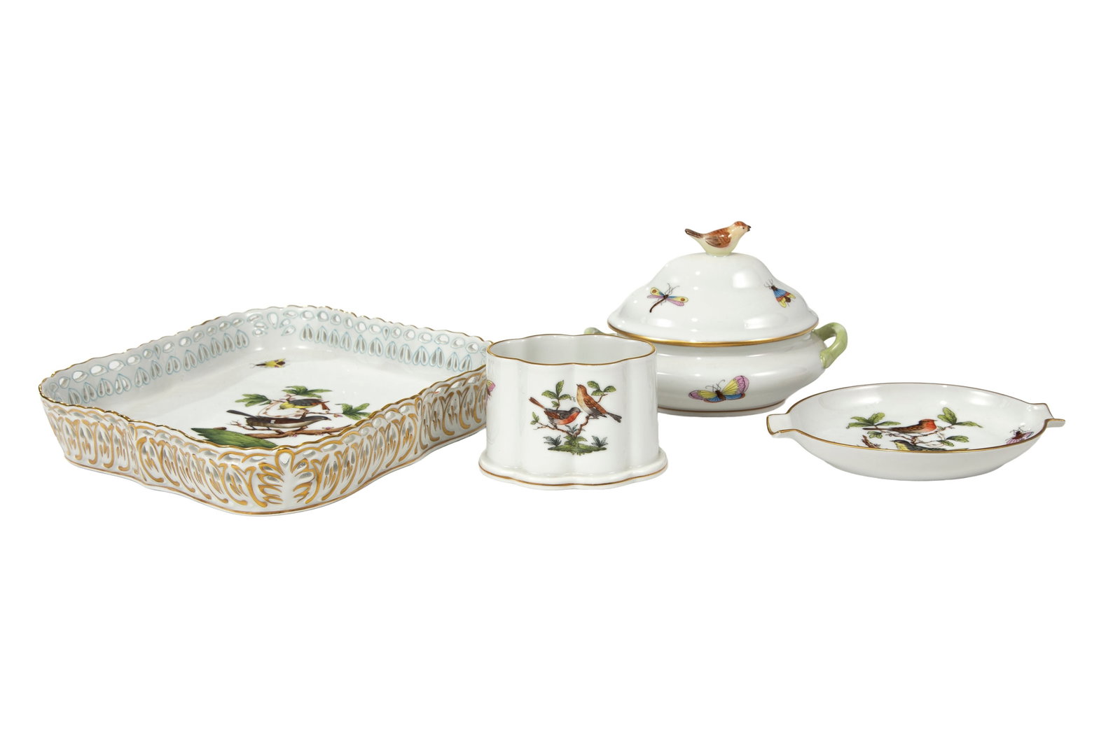 Herend. Ensemble de 4 pièces en porcelaine, modèle Rothschild, comprenant: 1 coupelle quad: Herend. Ensemble de 4 pièces en porcelaine, modèle Rothschild, comprenant: 1 coupelle quadrangulaire, 1 sucrier, 1 petit vide-poche cendrier et 1 porte-cigarettes, h. 5,5 et 9,5 cm, diam. 17