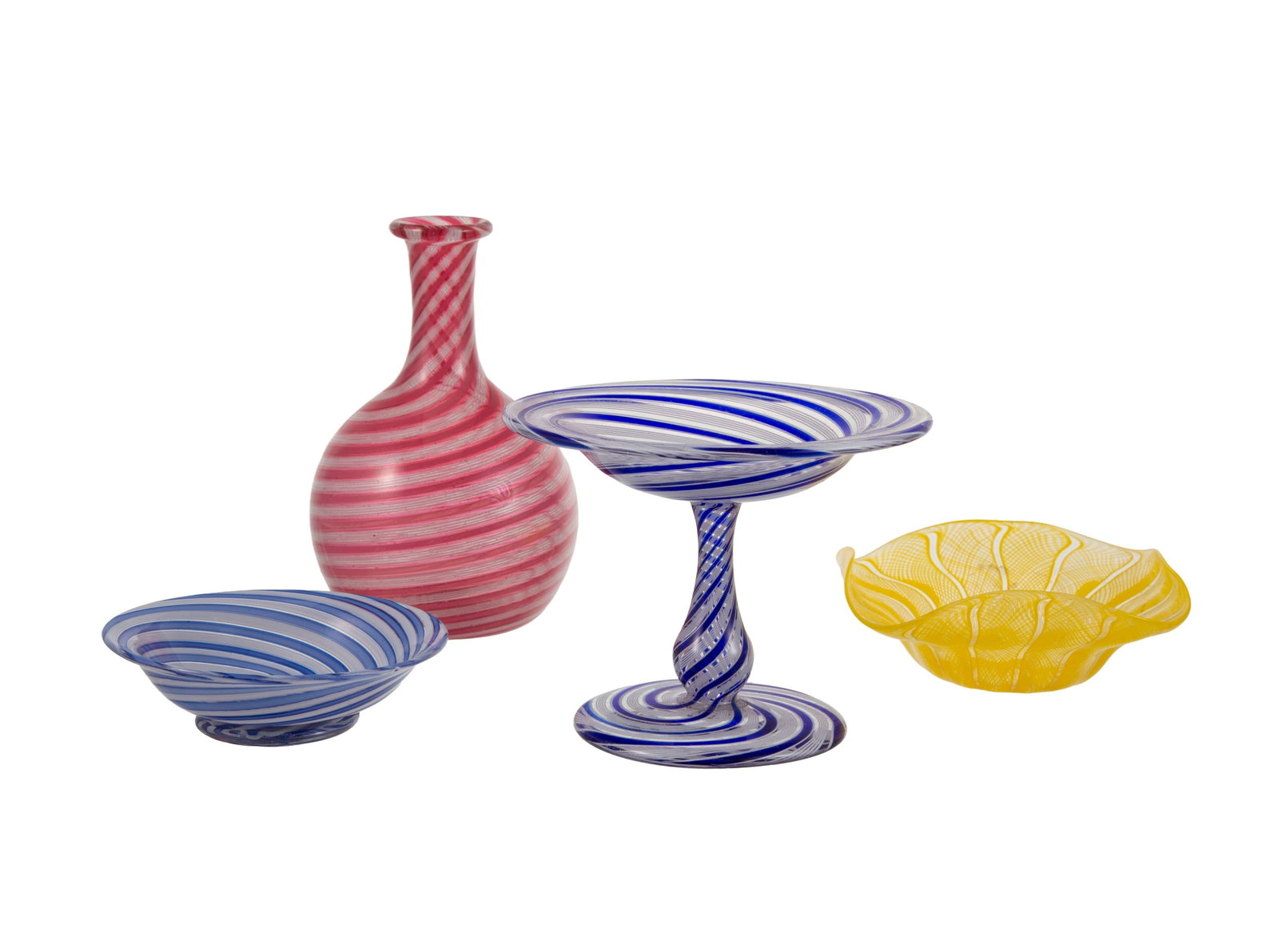 Ensemble d'1 vase, 2 coupelles et 1 coupelle sur piédouche, Clichy et Saint-Louis, XIXe s., : Ensemble d'1 vase, 2 coupelles et 1 coupelle sur piédouche, Clichy et Saint-Louis, XIXe s., à décor filigrané bleu, blanc jaune et rose, h. 9 et 13,5 cm, diam. 9,5 et 10 cm