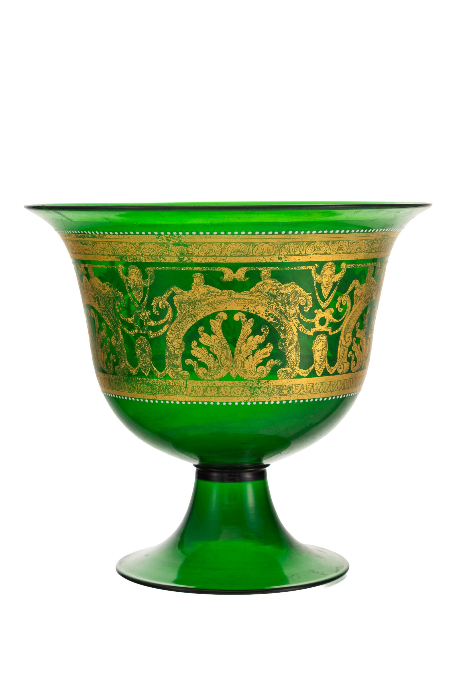 Coupe en verre vert, Venise, XIXe s., à décor fin or d'une scène à l'antique et : Coupe en verre vert, Venise, XIXe s., à décor fin or d'une scène à l'antique et motifs feuillagés, h. 18 cm Condition traces de calcaire à l'intérieur de la coupe