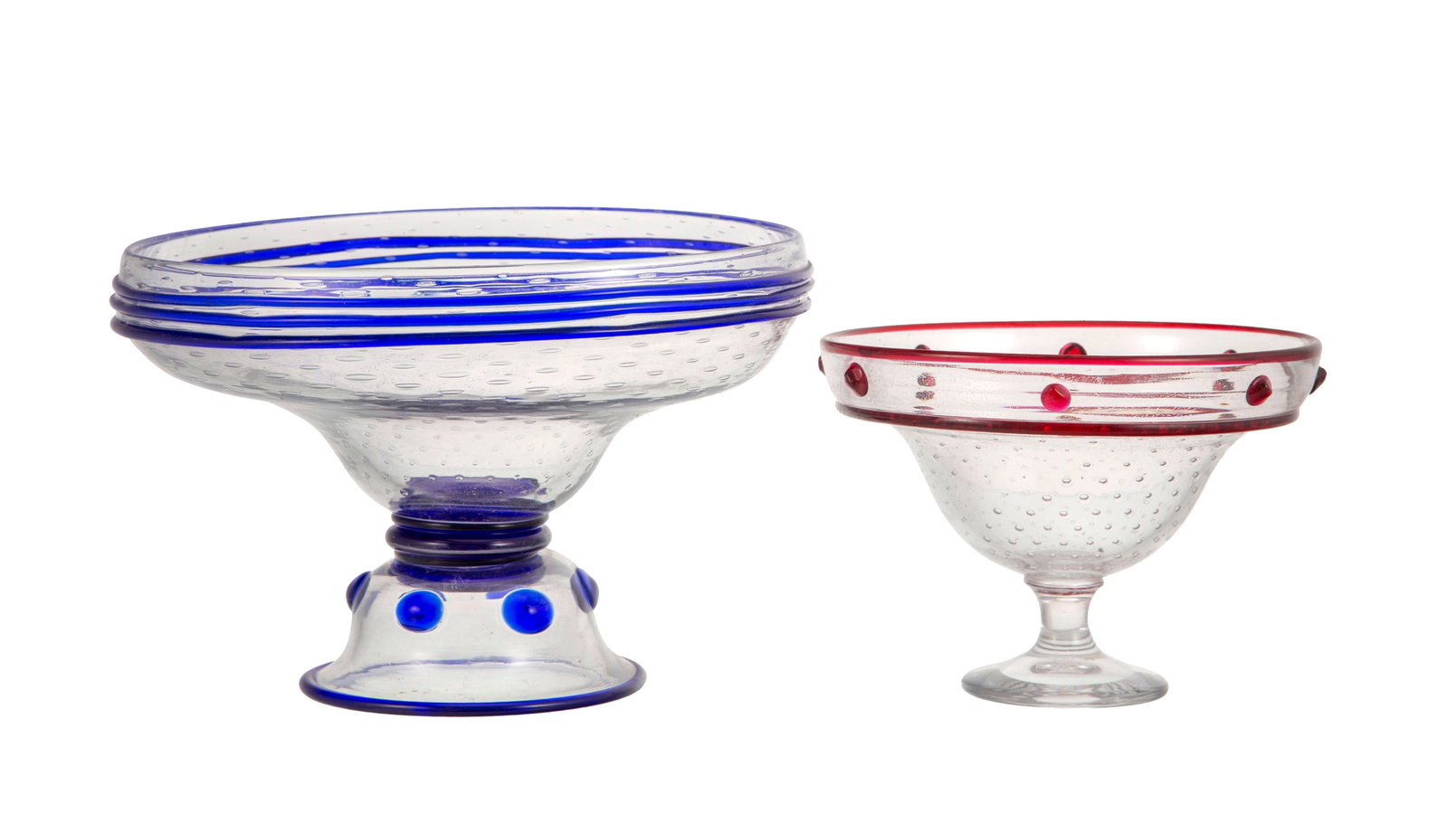 Ensemble de 2 coupes sur piédouche en verre blanc coloré bleu et rouge, XXe s., à d&#: Ensemble de 2 coupes sur piédouche en verre blanc coloré bleu et rouge, XXe s., à décor de cabochons et rayures, h. 12,5 et 17 cm