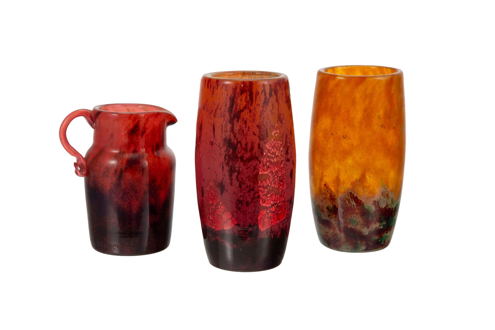 Daum Nancy France. Ensemble de 2 vases et 1 petit pichet en verre multicouche signés, 1 vase av: Daum Nancy France. Ensemble de 2 vases et 1 petit pichet en verre multicouche signés, 1 vase avec inclusions métalliques, h. 9,5 et 12 cm