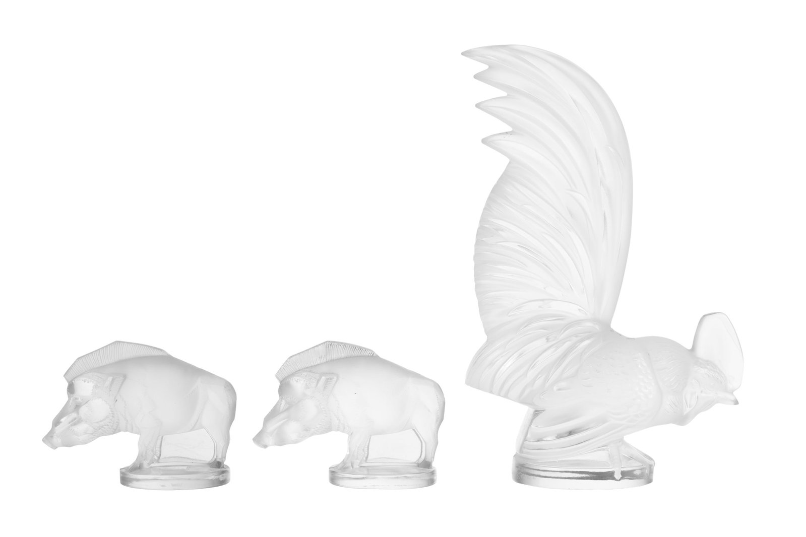 Lalique France. Ensemble d'1 coq et 2 sangliers en verre moulé-pressé en partie satiné: Lalique France. Ensemble d'1 coq et 2 sangliers en verre moulé-pressé en partie satiné, 2 signés à la pointe, h.7 et 21 cm Condition éclat sur le côté au
