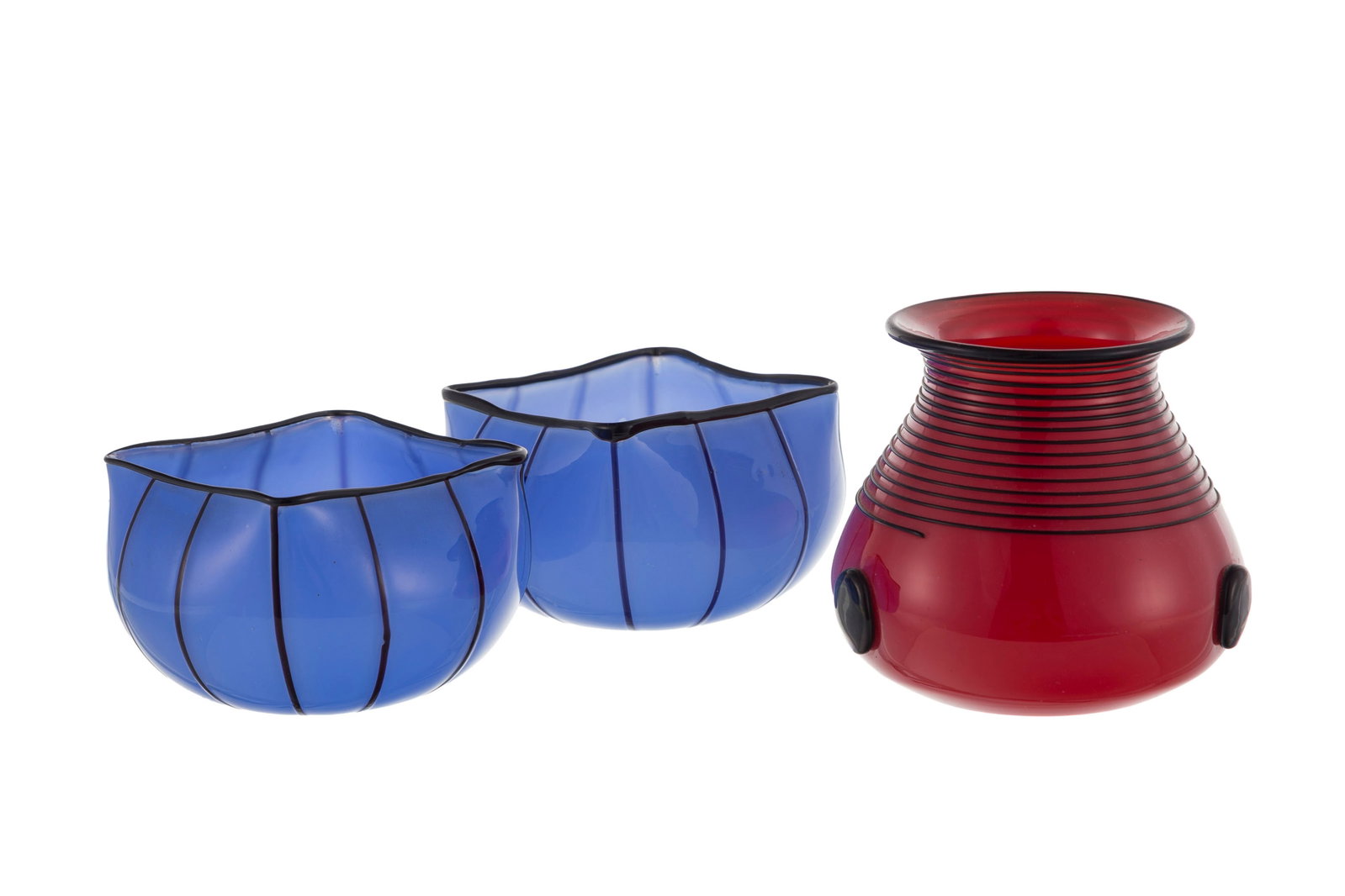 Michael Powolny (1871-1954) pour Loetz. Ensemble de 2 coupes et 1 vase en verre bleu, rouge et noir, (1 of 1)
