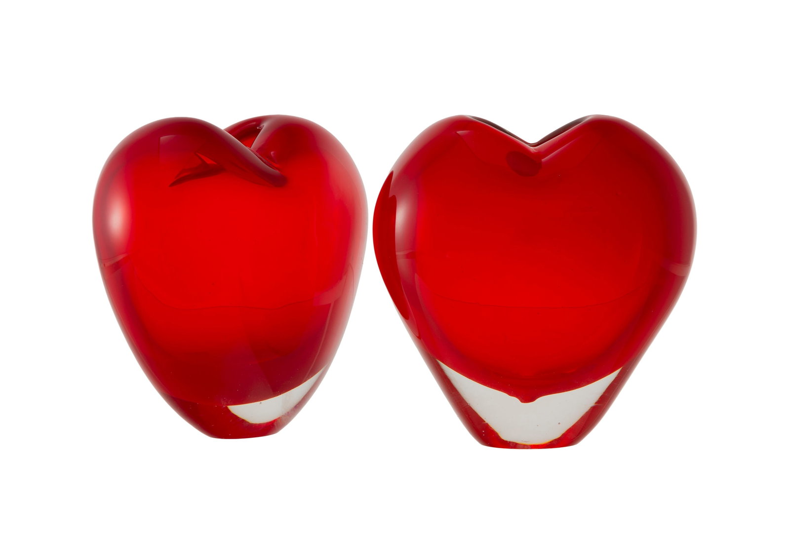 Murano. Ensemble de 2 vases en verre rouge, non signés, modèle similaire à Cuore de M: Murano. Ensemble de 2 vases en verre rouge, non signés, modèle similaire à Cuore de Maria Cristina Hamel pour Salviati, années 1990, h. 17,5 cm