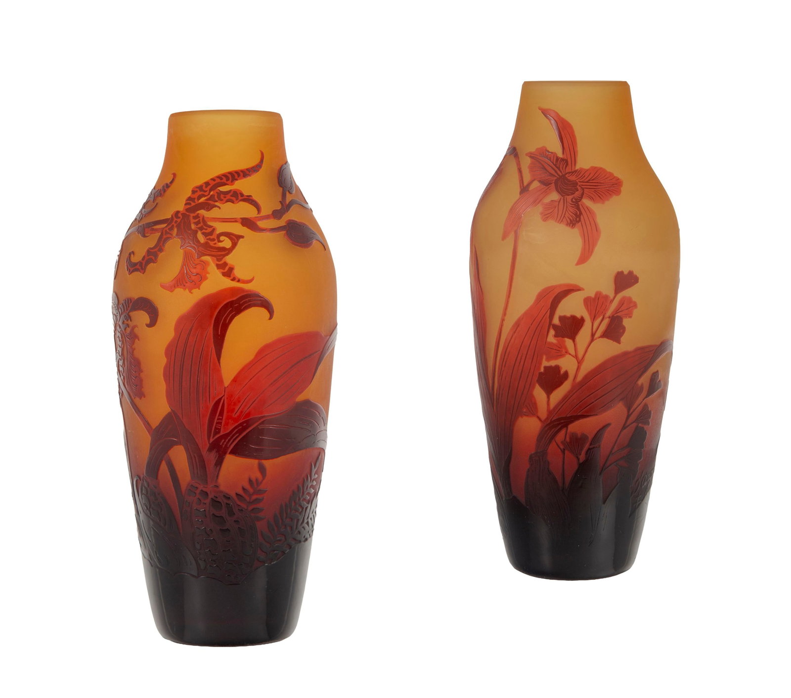 D'Argental. Ensemble de 2 vases en verre multicouche, à décor dégagé à l'ac: D'Argental. Ensemble de 2 vases en verre multicouche, à décor dégagé à l'acide de feuillage rouges sur fond orange, signé, h. 20,5 cm