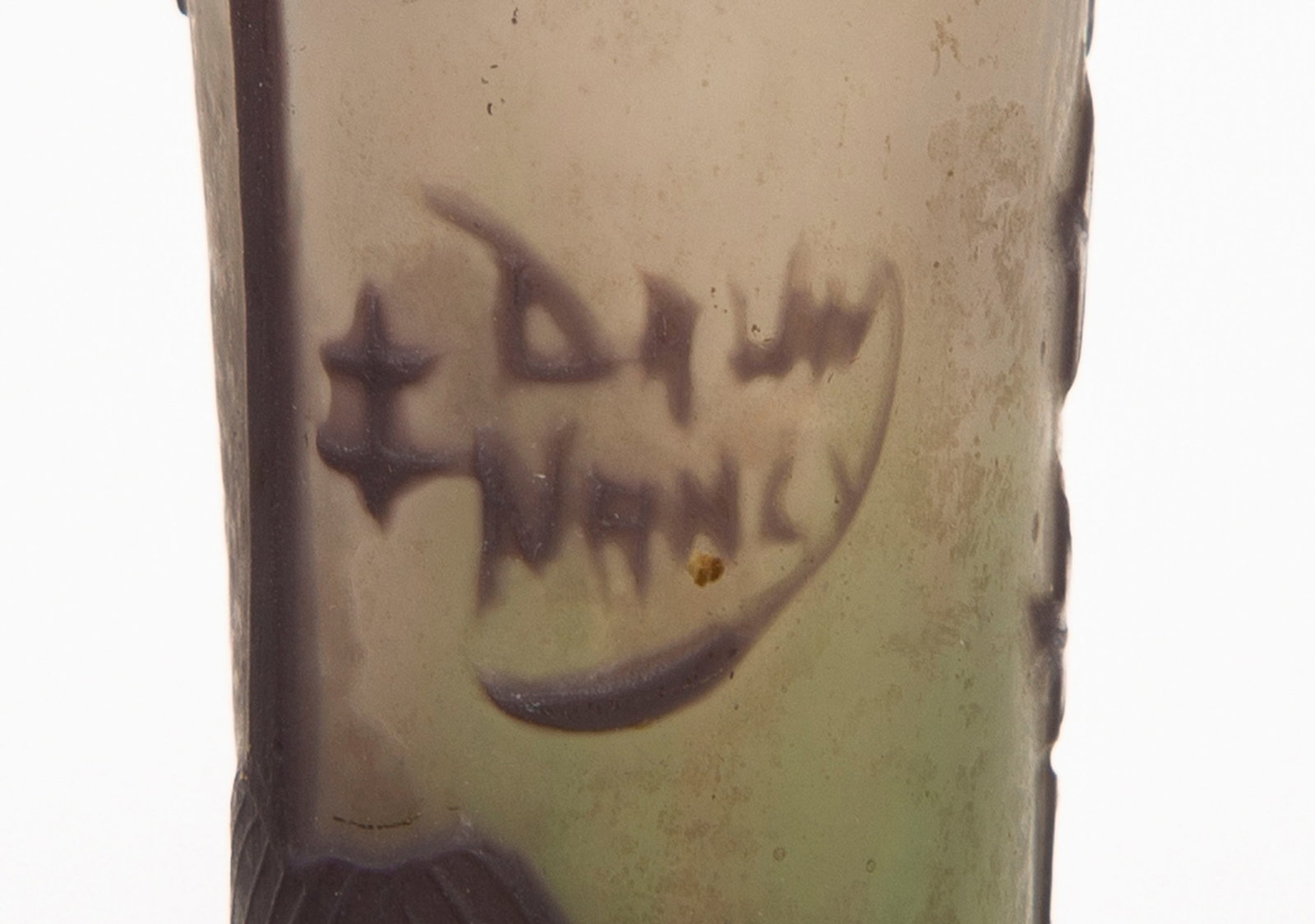 Daum Nancy. Petit vase soliflore en verre multicouche, à décor dégagé à l'a - 2