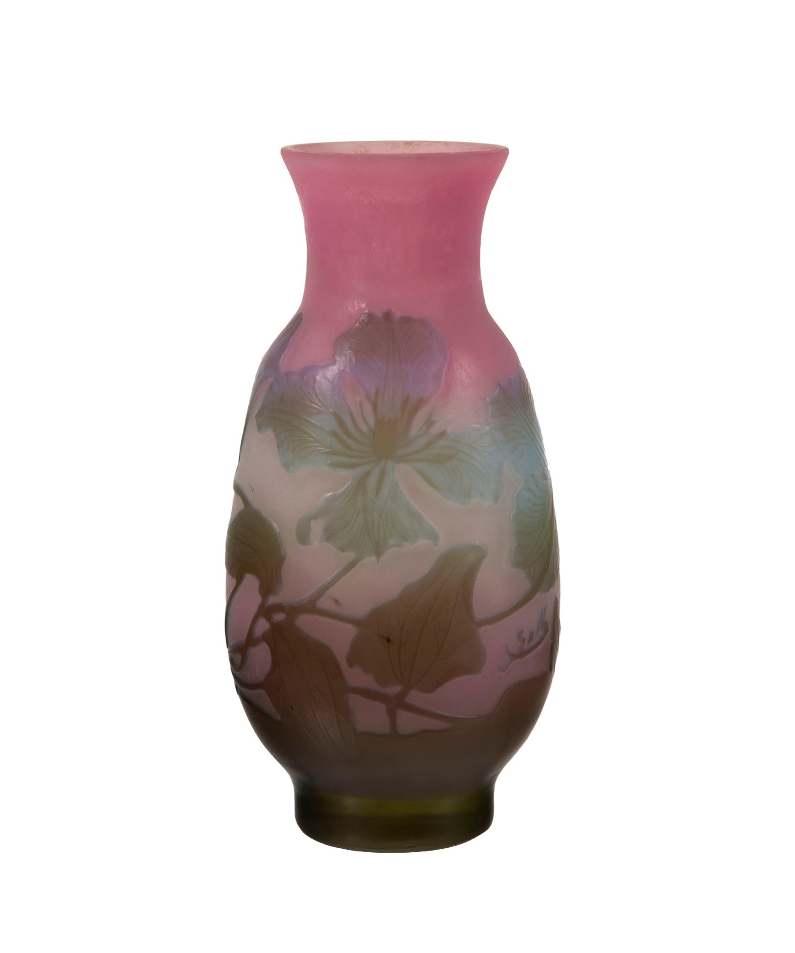 Gallé. Vase sur talon à col ouvert en verre multicouche, à décor dégagé: Gallé. Vase sur talon à col ouvert en verre multicouche, à décor dégagé à l'acide de fleurs bleues et vertes sur fond rosé, signé, h. 16,2 cm