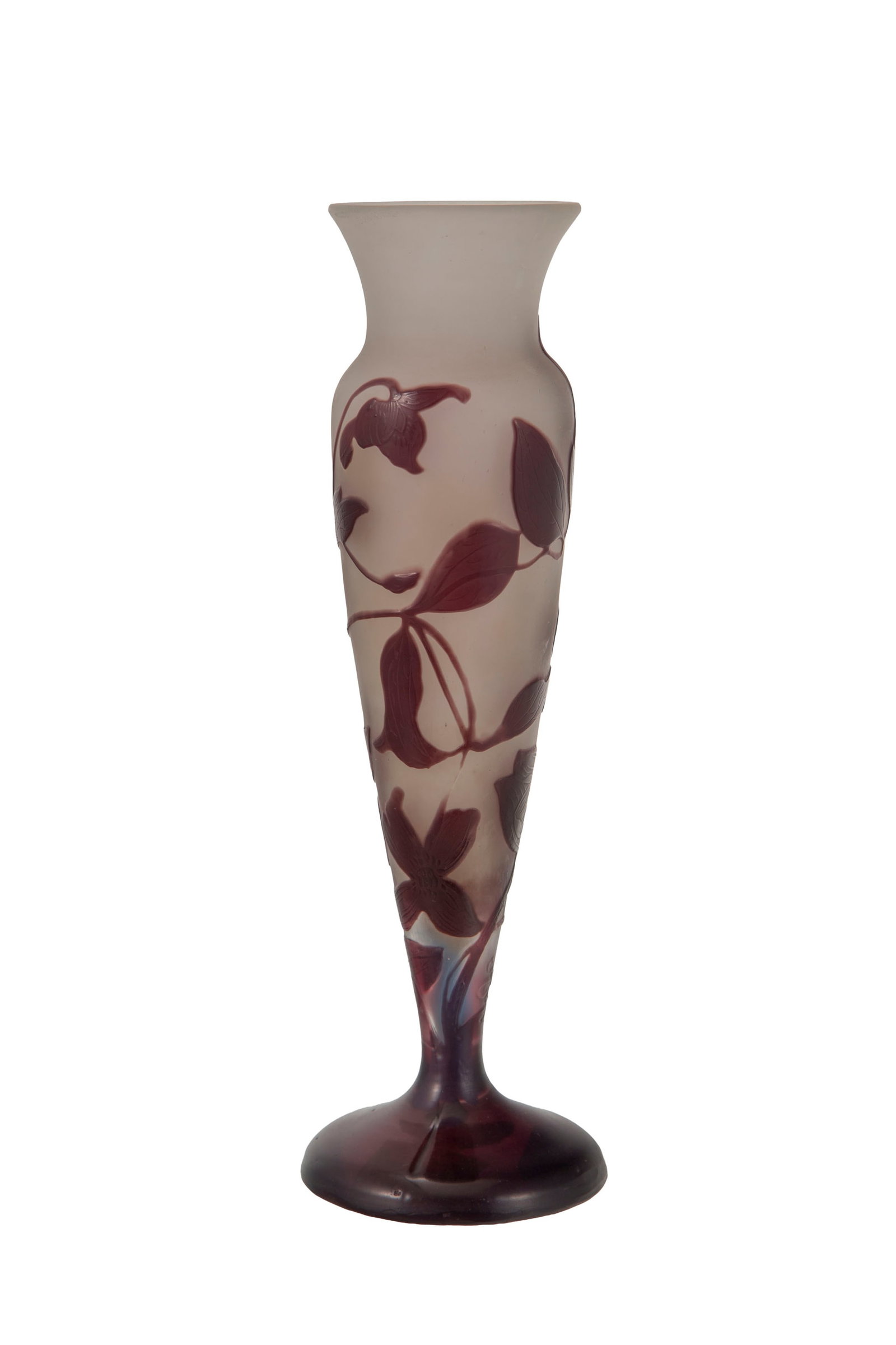 Gallé. Vase sur piédouche en verre multicouche, à décor dégagé à : Gallé. Vase sur piédouche en verre multicouche, à décor dégagé à l'acide de fleurs violettes sur fond blanc, signé, anciennes étiquettes sous la base, h.