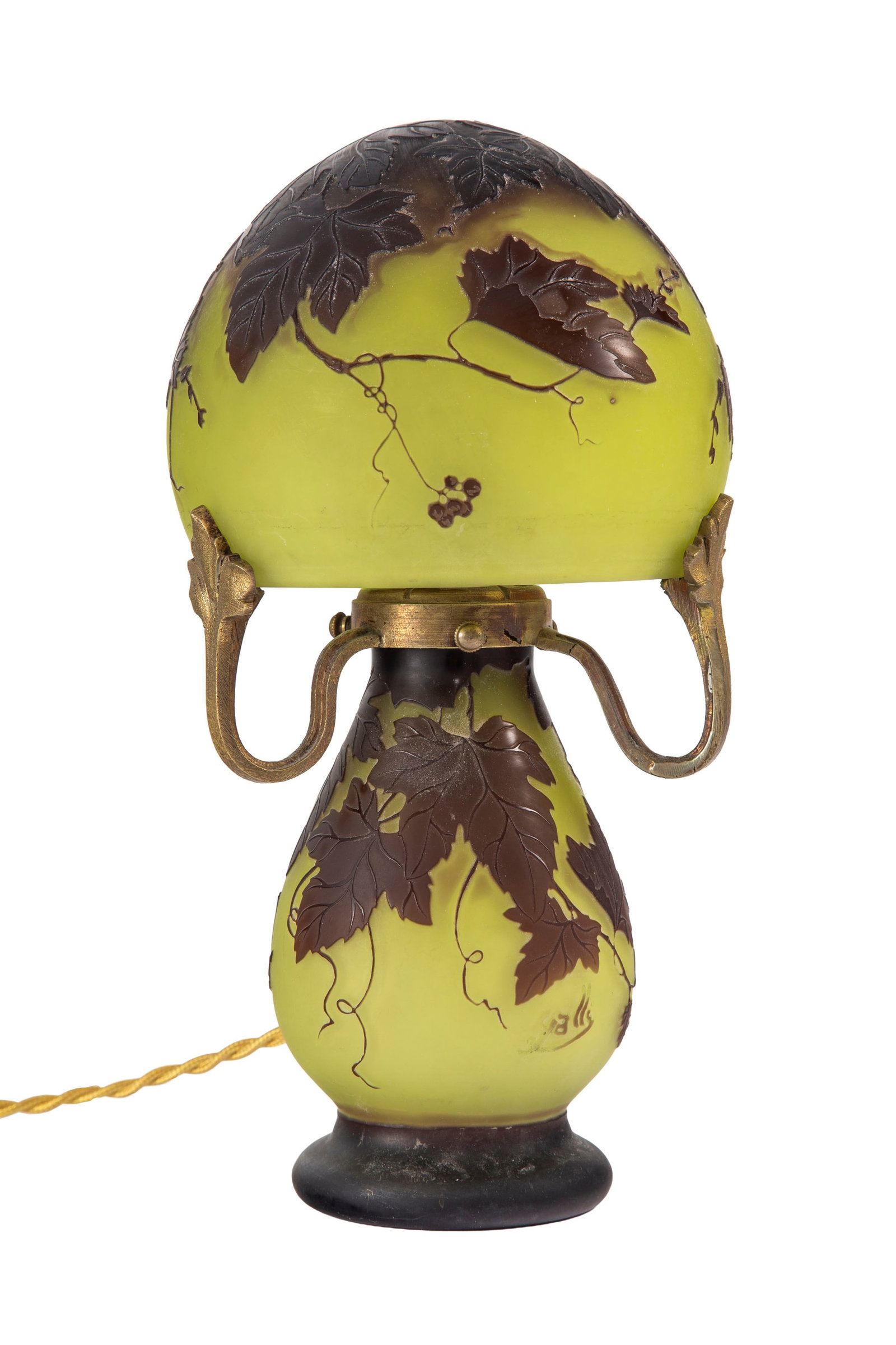 Gallé. Petite lampe champignon en verre multicouche, à décor dégagé à : Gallé. Petite lampe champignon en verre multicouche, à décor dégagé à l'acide de feuillage violet sur fond jaune, h. 26 cm