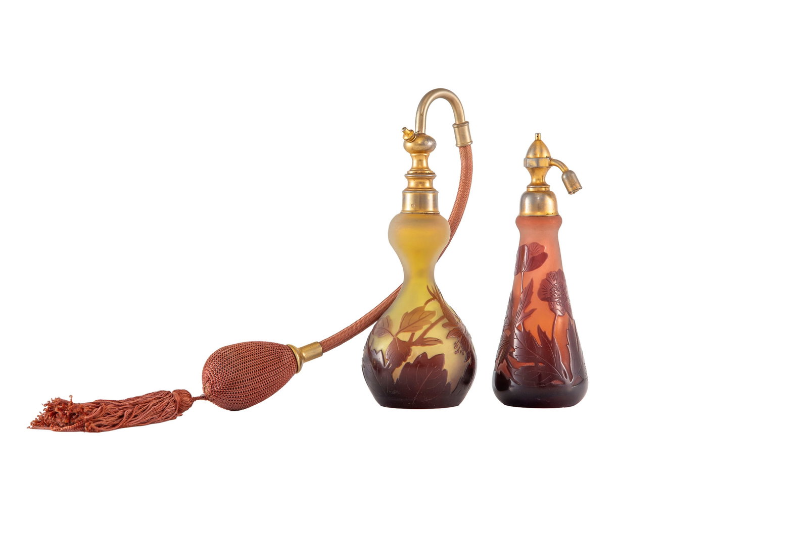 Gallé. Ensemble de 2 vaporisateurs en verre multicouche, à décor dégagé  (1 of 6)