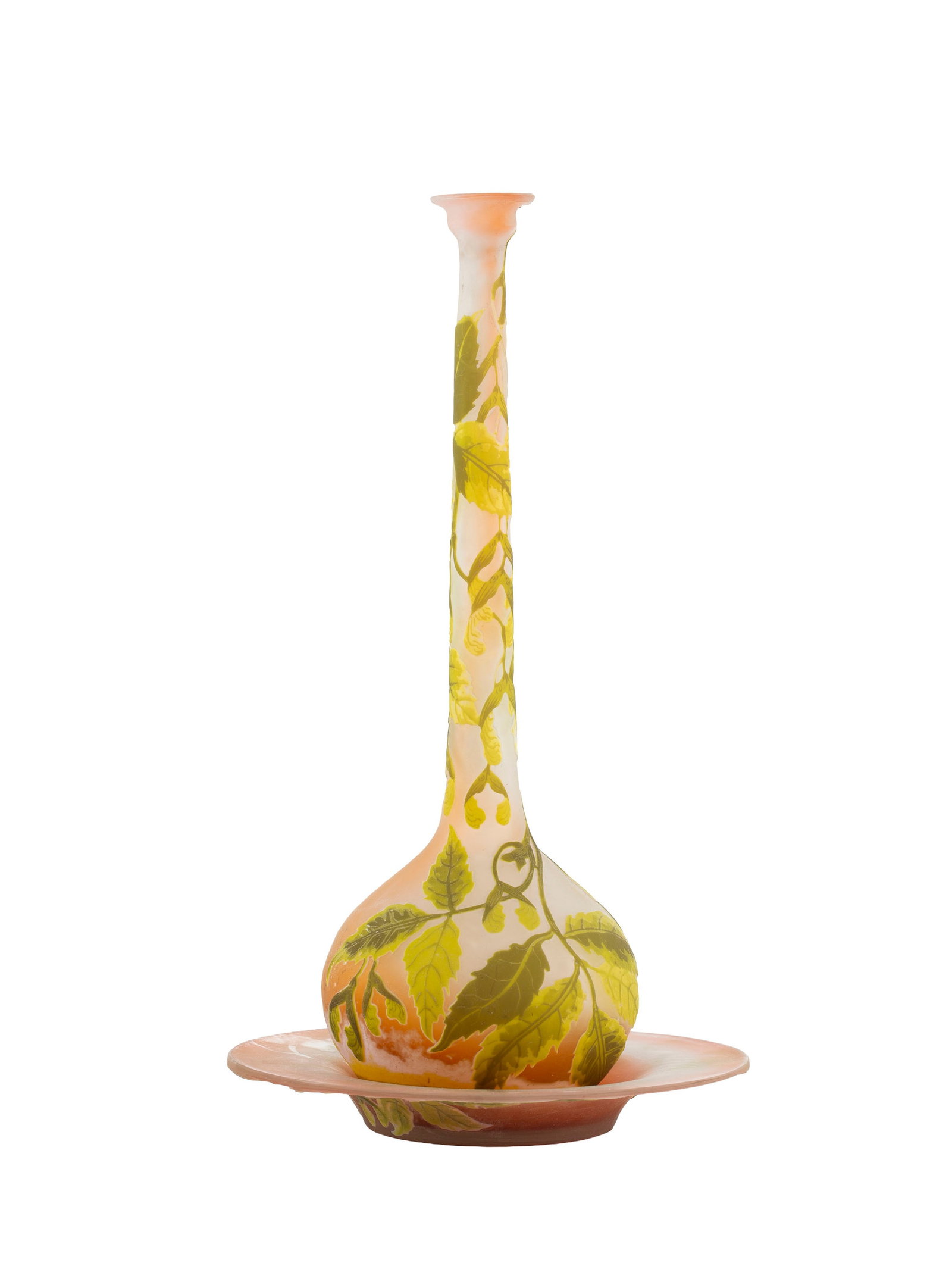 Gallé. Vase soliflore et présentoir en verre multicouche, à décor dégag: Gallé. Vase soliflore et présentoir en verre multicouche, à décor dégagé à l'acide de samares verts sur fond blanc nuancé rose, signature à l'étoile,
