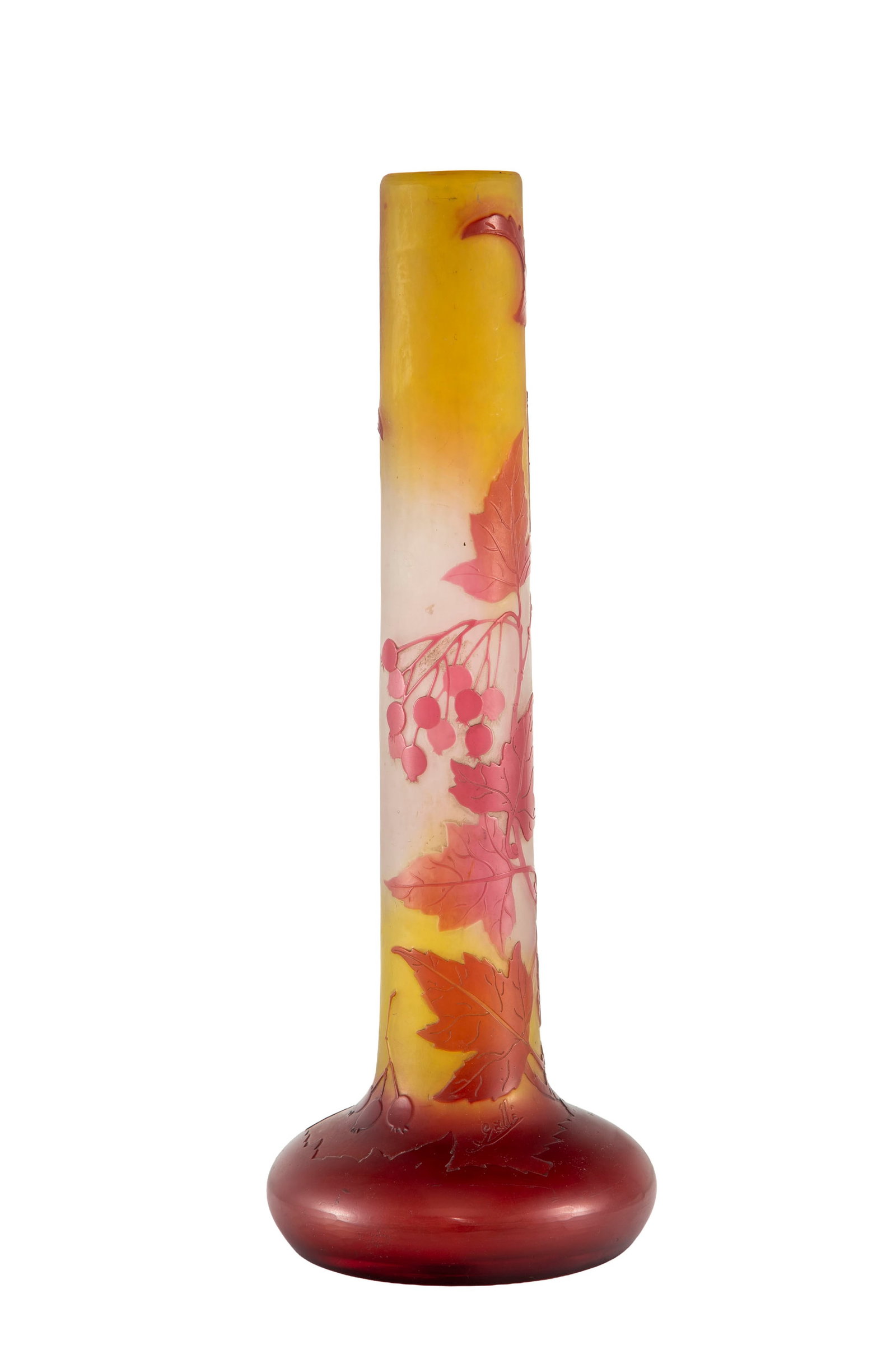 Gallé. Vase soliflore en verre multicouche, à décor dégagé à l'acide d: Gallé. Vase soliflore en verre multicouche, à décor dégagé à l'acide de baies roses sur fond blanc nuancé jaune, signé, h. 34 cm