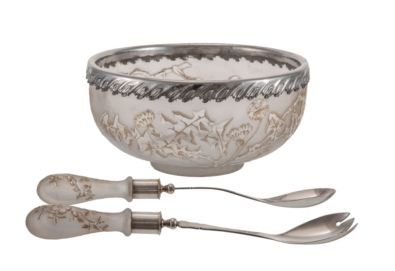 Saglier et probablement Daum. Saladier et couverts de service en métal argenté et verre gi: Saglier et probablement Daum. Saladier et couverts de service en métal argenté et verre givré, à décor de fleurs, rehauts or, diam. 23,5 cm, h. 12 cm