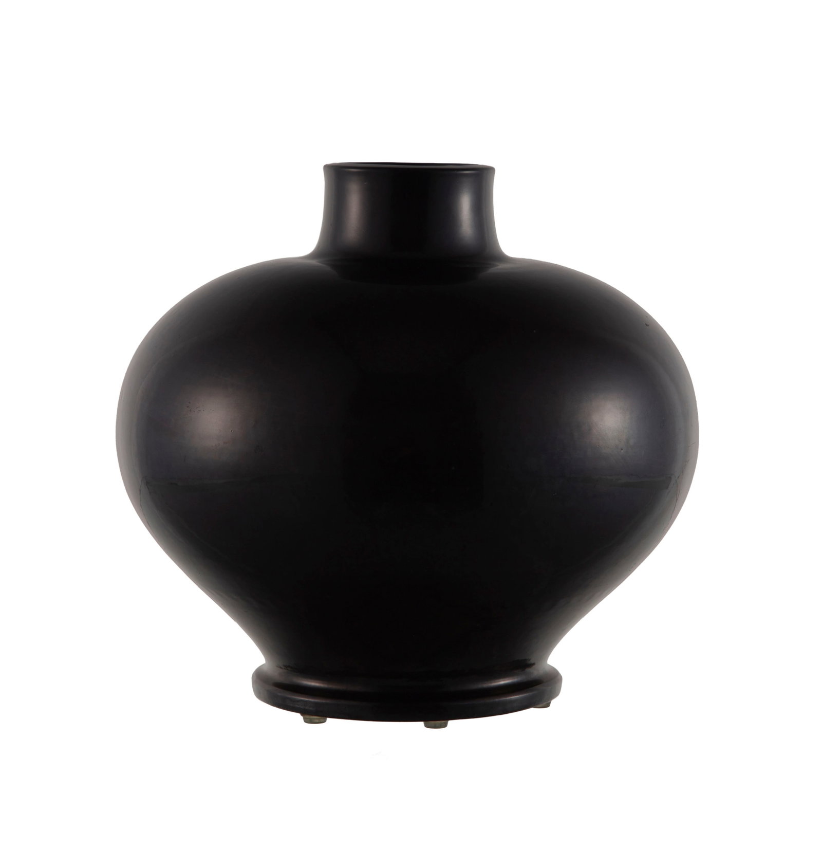 Vase à panse renflée sur talon et col droit en céramique lustrée noire, sign: Vase à panse renflée sur talon et col droit en céramique lustrée noire, signé BOAS, h. 24 cm
