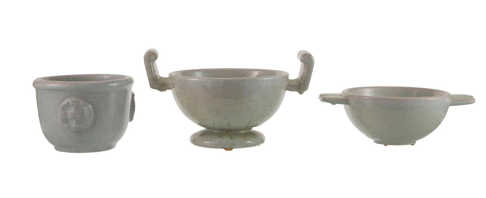 Ensemble de 2 coupes et 1 vase en céramique à glaçure grise claire, signés BOAS : Ensemble de 2 coupes et 1 vase en céramique à glaçure grise claire, signés BOAS et Bonifas, h. 8, 10,5 et 11 cm Condition 1 coupe à anses restaurée