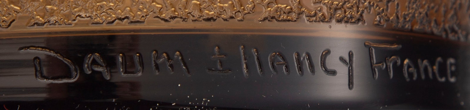 Daum Nancy France. Coupe sur talon en verre fumé, à décor givré, signée, di - 3