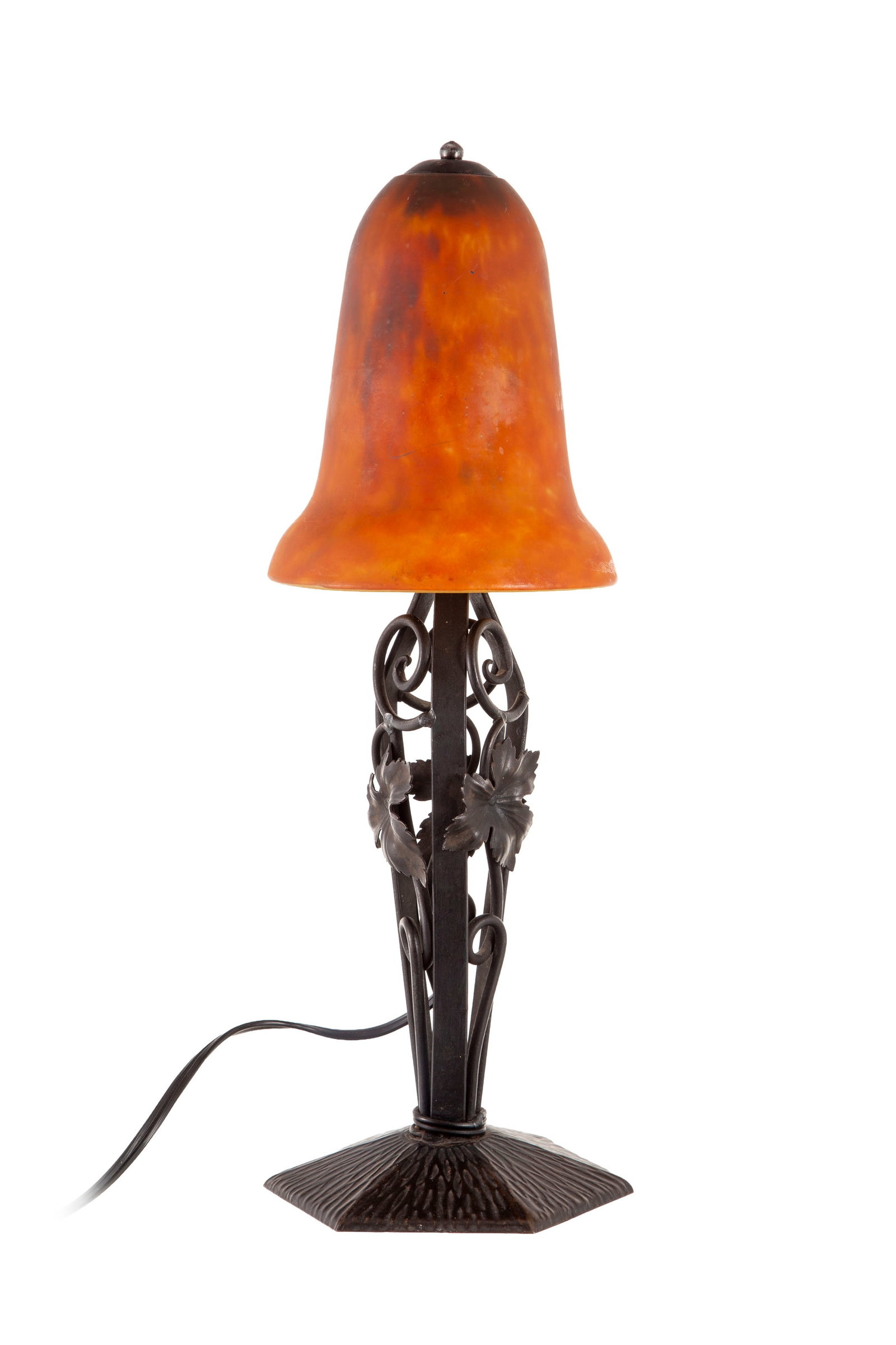 Daum Nancy. Lampe en verre marmoréen orange, le pied en fer forgé à décor de feu: Daum Nancy. Lampe en verre marmoréen orange, le pied en fer forgé à décor de feuilles de vigne, h. 43 cm