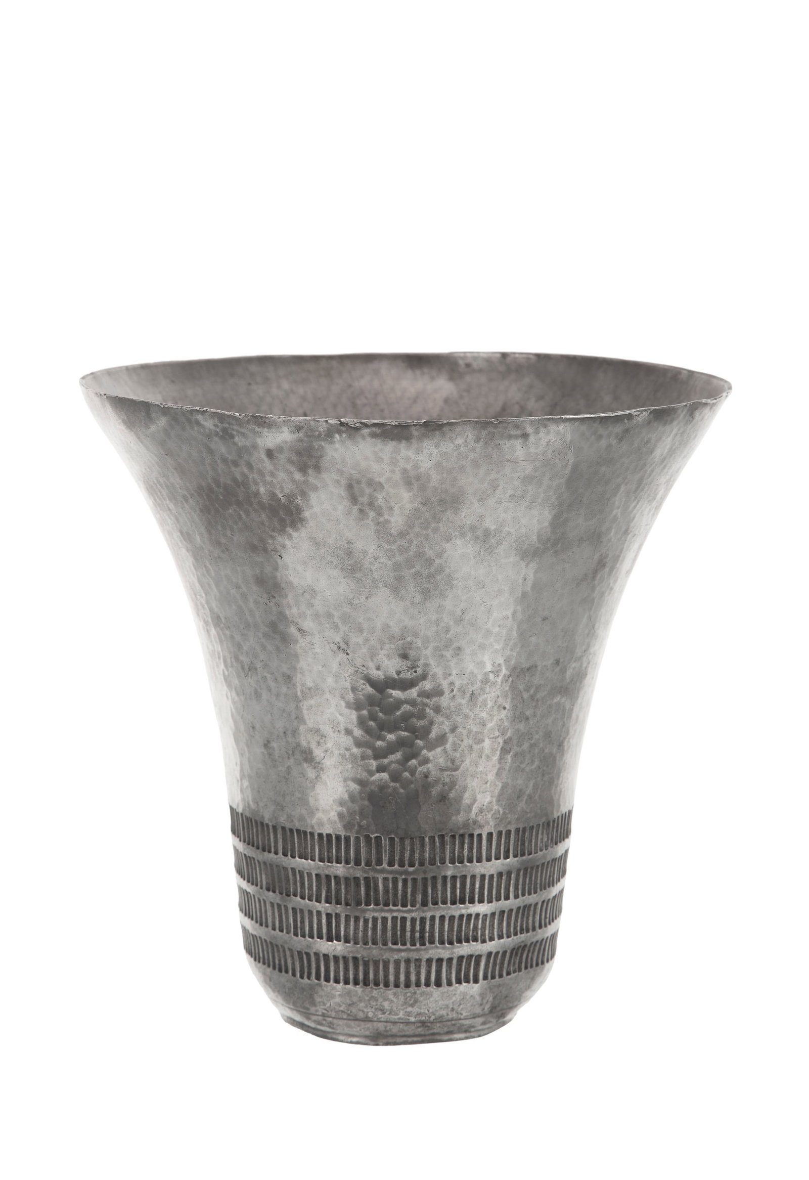 Delavan. Vase en dinanderie d'étain martelé style Art Déco, années 1940, sign: Delavan. Vase en dinanderie d'étain martelé style Art Déco, années 1940, signé et cachet sous la base, h. 20 cm