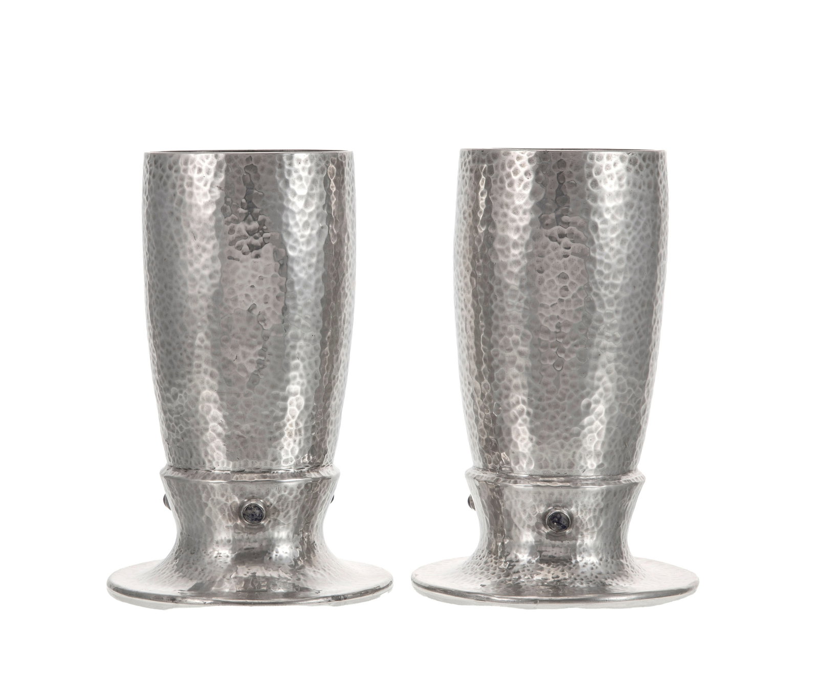 Liberty & Co. Paire de vases en dinanderie d'étain martelée et cabochons bleus, h. 19 cm: Liberty & Co. Paire de vases en dinanderie d'étain martelée et cabochons bleus, h. 19 cm