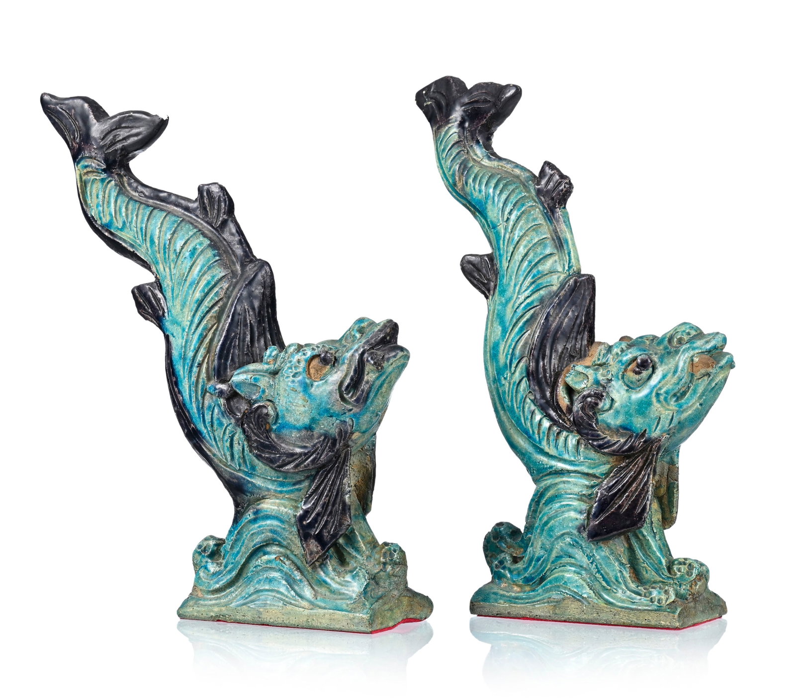 2 tuiles faîtières en céramique à glaçure Fahua, Chine, probablement dynast: 2 tuiles faîtières en céramique à glaçure Fahua, Chine, probablement dynastie Ming, chacune surmontée d'une carpe-dragon, h. 27,5 cm, l. env. 20,5 cm (dégâts et