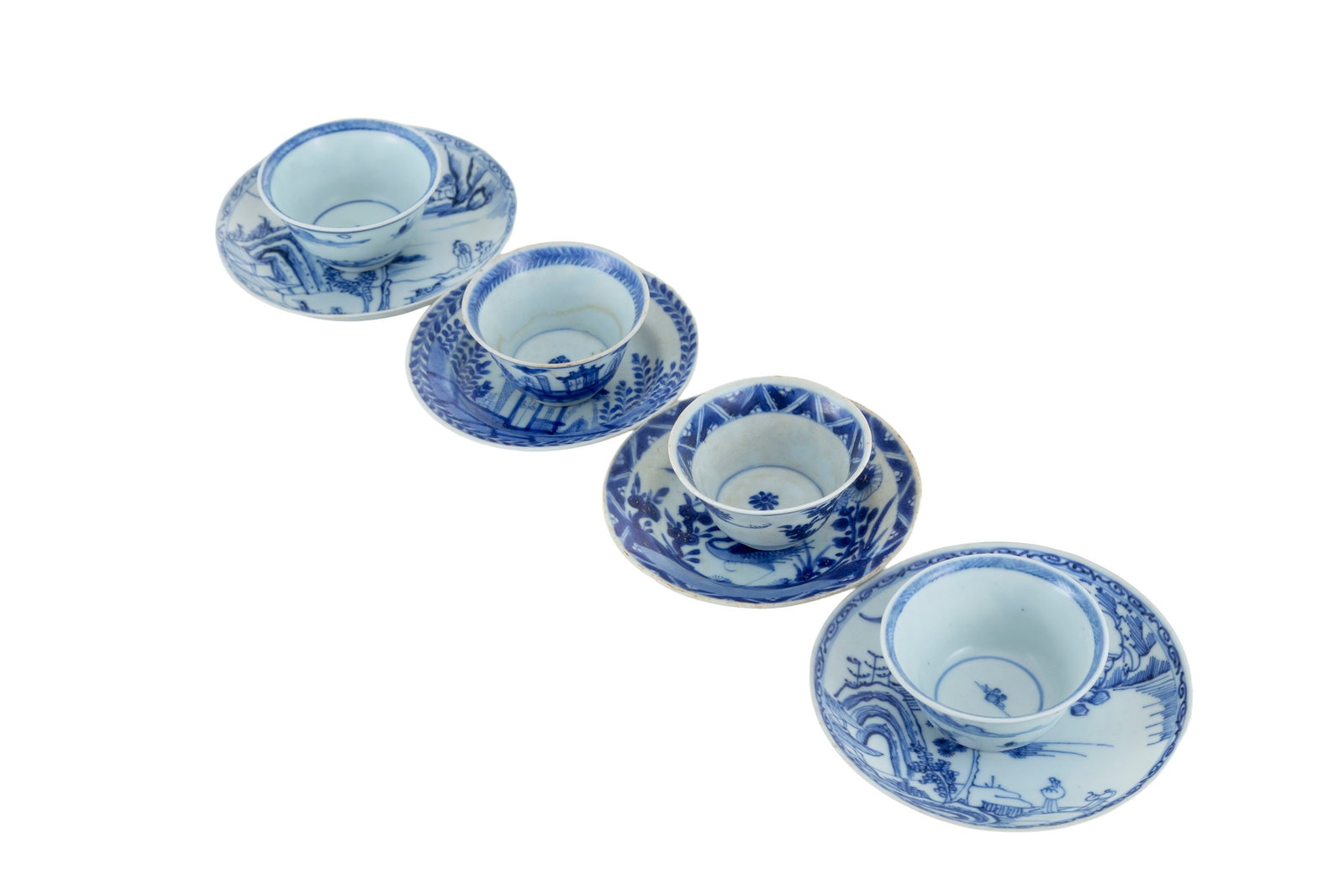 Ensemble comprenant 1 théière, 4 coupes et 4 soucoupes en porcelaine, Chine, ca 1690: tous - 3