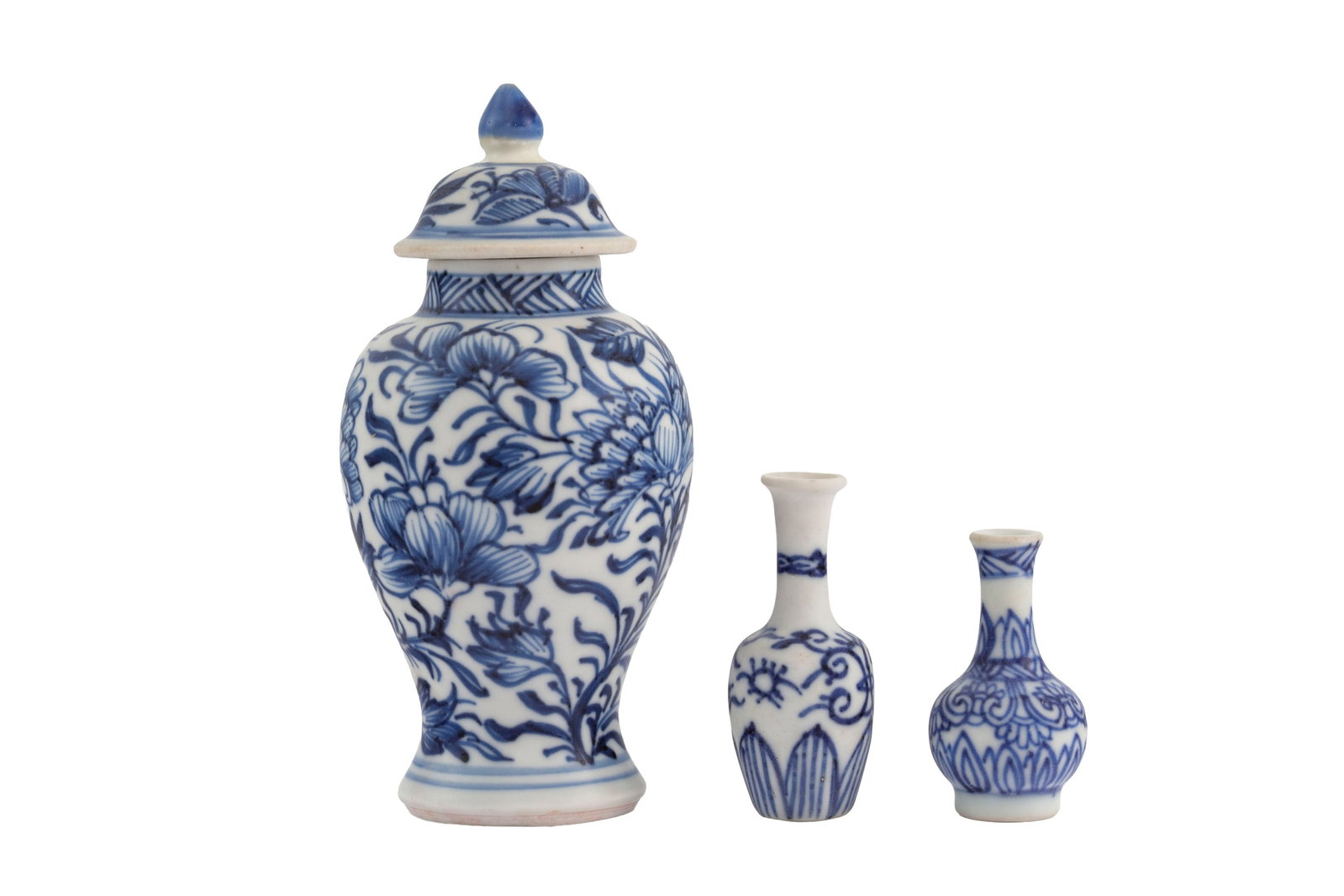 Ensemble d'1 petit vase couvert et de 2 vases miniatures en porcelaine, Chine, ca 1690: tous provena (1 of 4)
