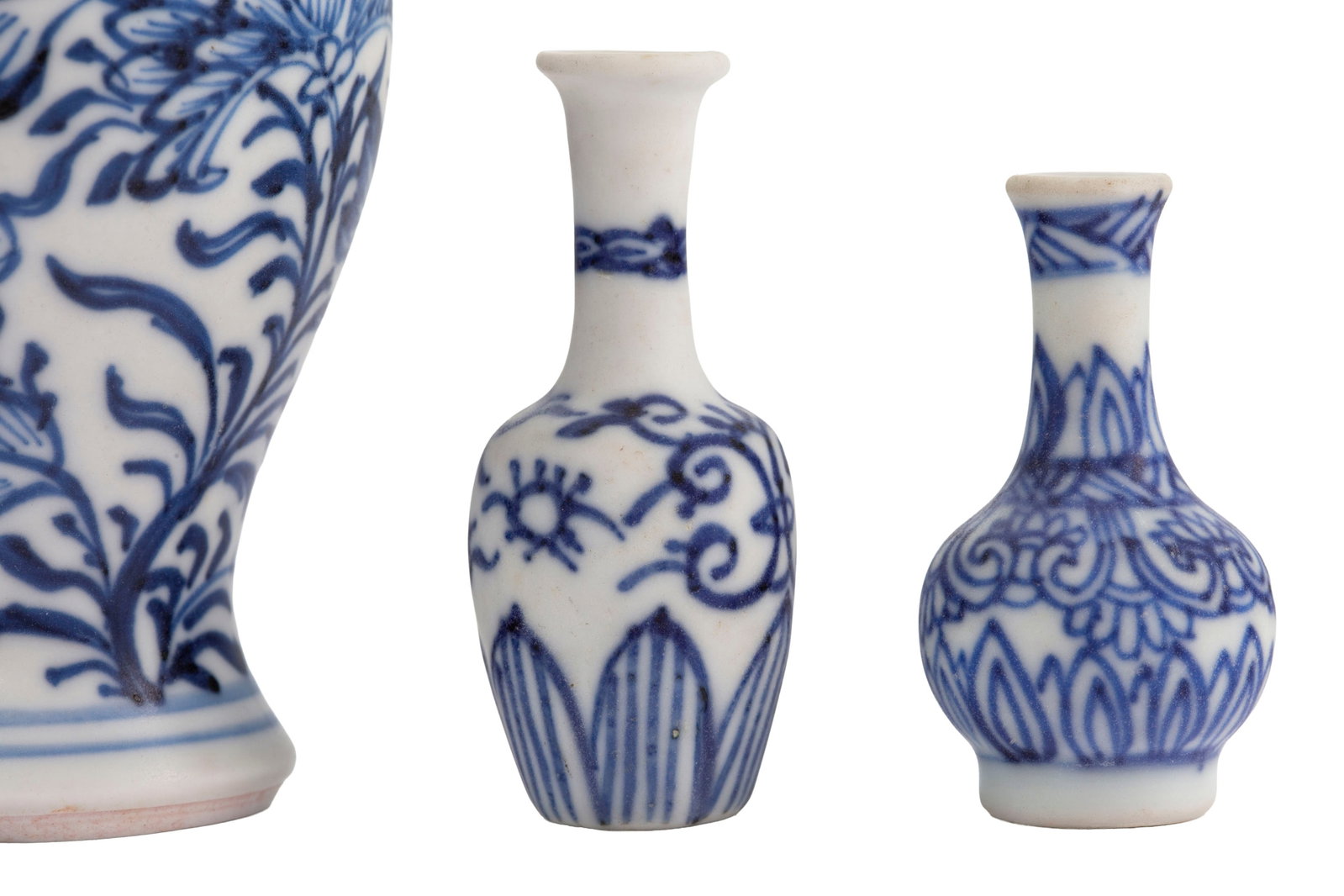 Ensemble d'1 petit vase couvert et de 2 vases miniatures en porcelaine, Chine, ca 1690: tous provena - 3