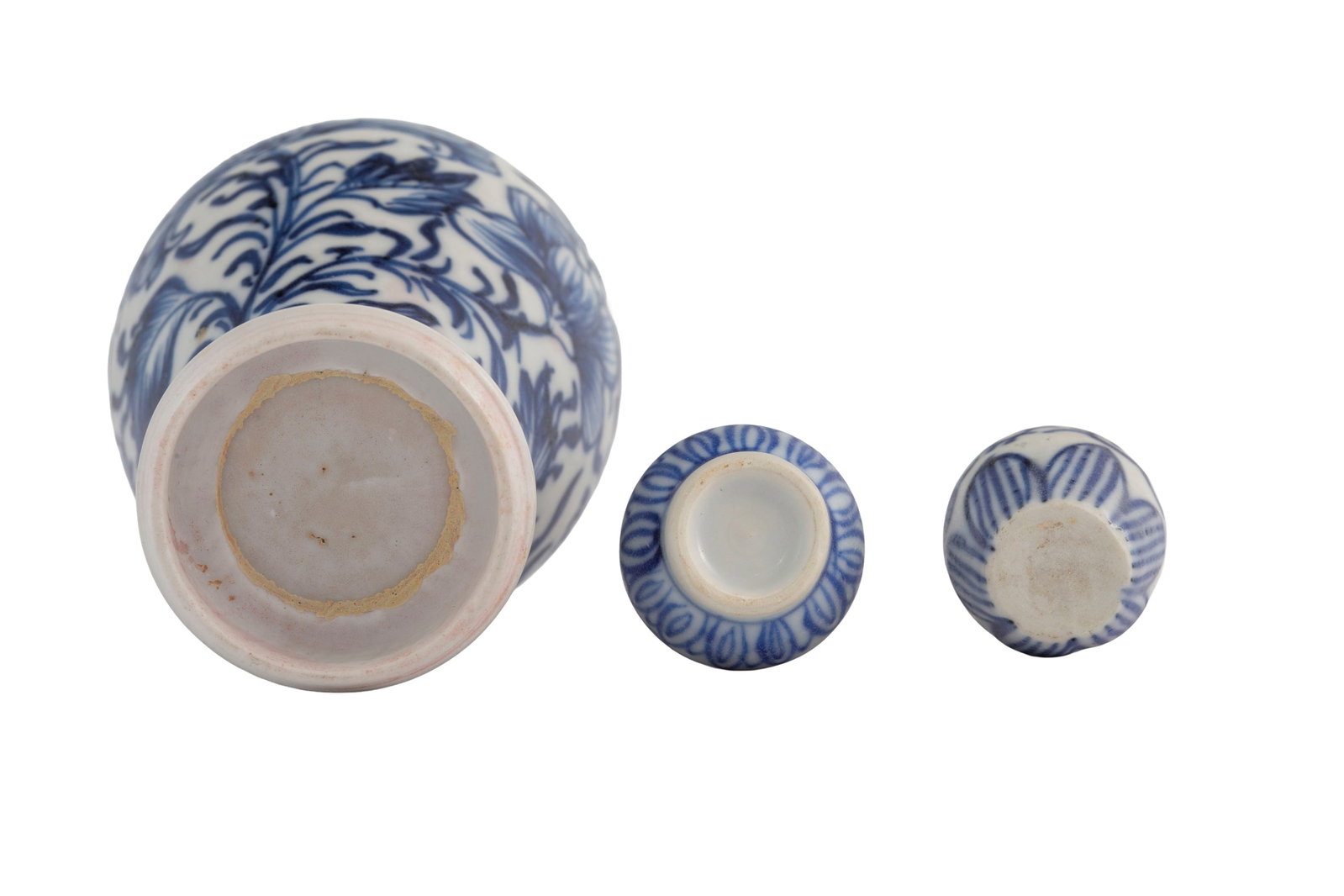 Ensemble d'1 petit vase couvert et de 2 vases miniatures en porcelaine, Chine, ca 1690: tous provena - 4
