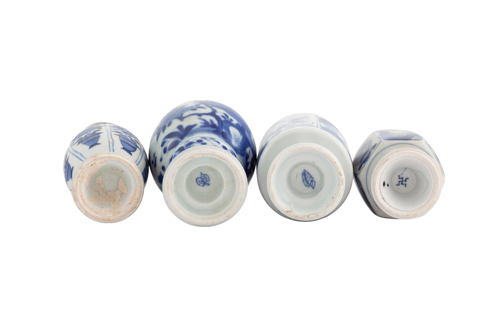 Ensemble de 4 petits vases en porcelaine, Chine, ca 1690: tous provenant du "Vung Tau Cargo" et au d - 5