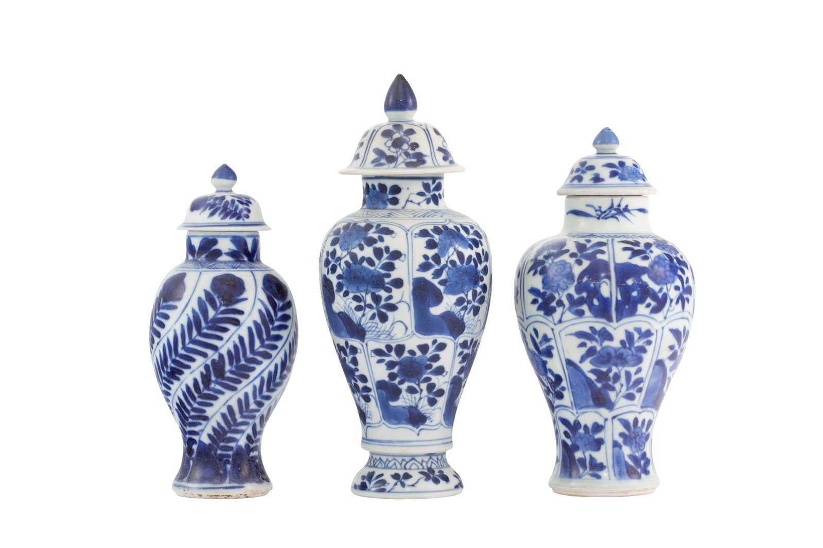 Ensemble de 3 petits vases couverts en porcelaine, Chine, ca 1690: tous provenant du "Vung Tau Cargo (1 of 3)