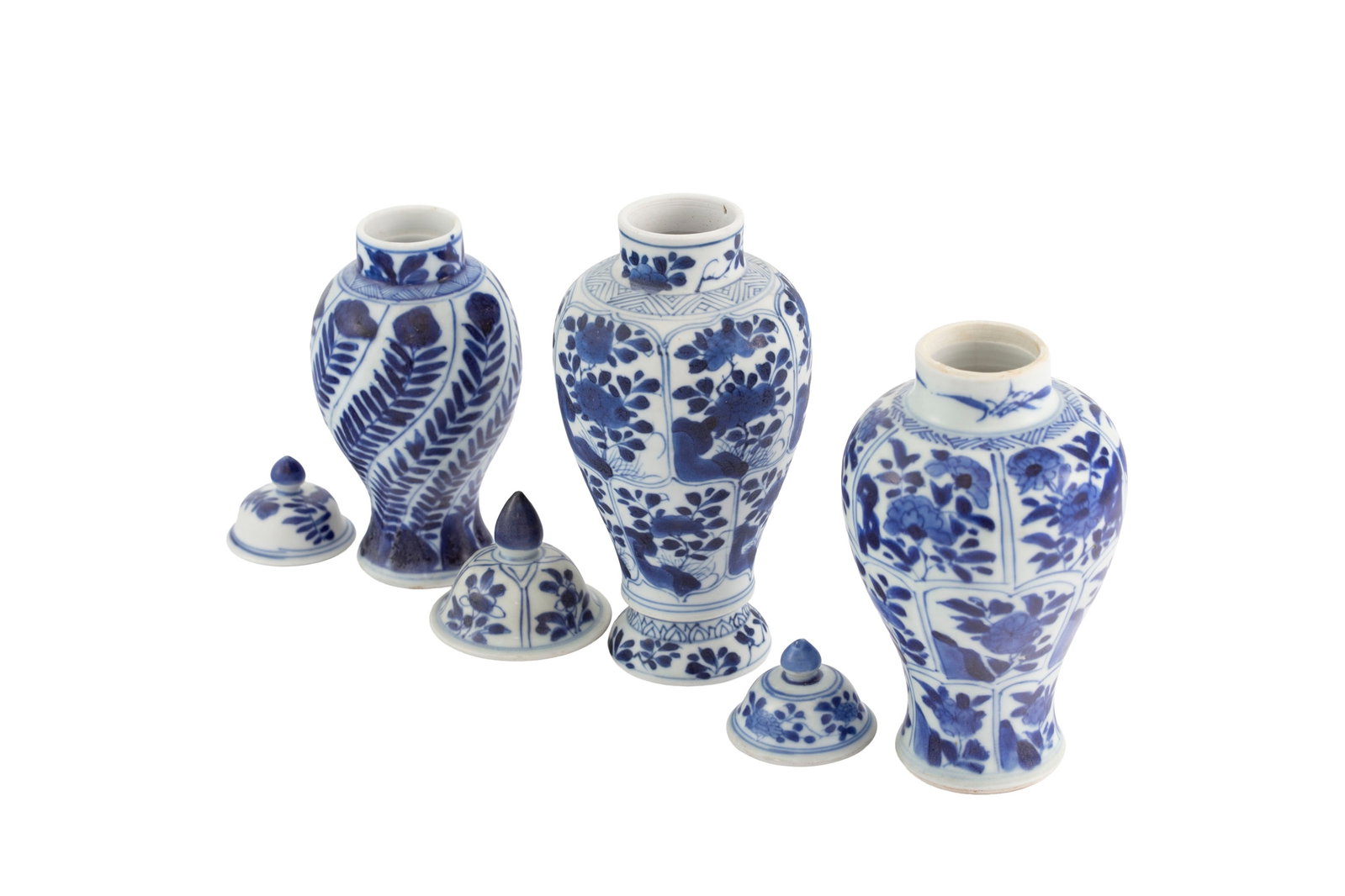 Ensemble de 3 petits vases couverts en porcelaine, Chine, ca 1690: tous provenant du "Vung Tau Cargo - 2