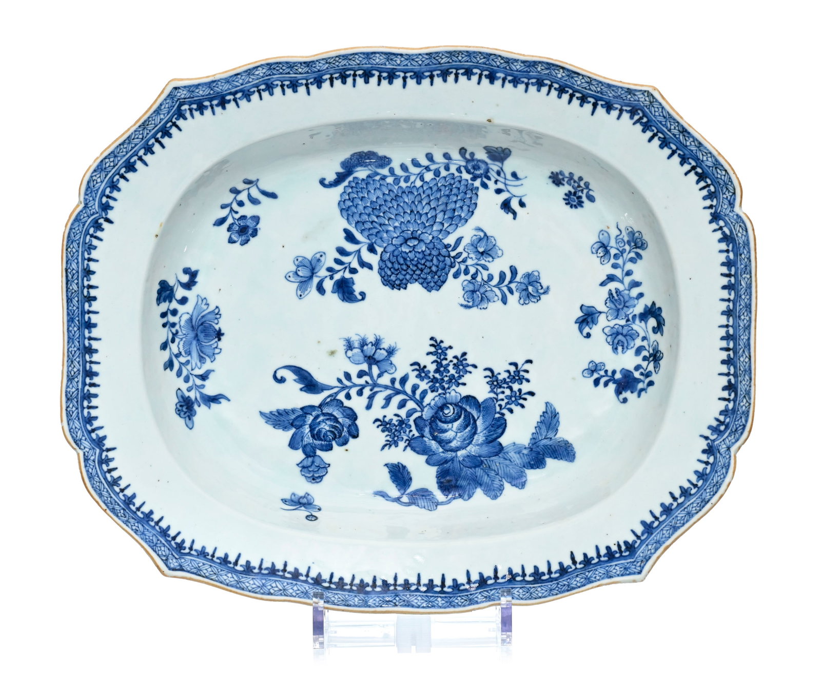 Présentoir creux polylobé en porcelaine, Chine, dynastie Qing, décor en bleu de fleur (1 of 4)