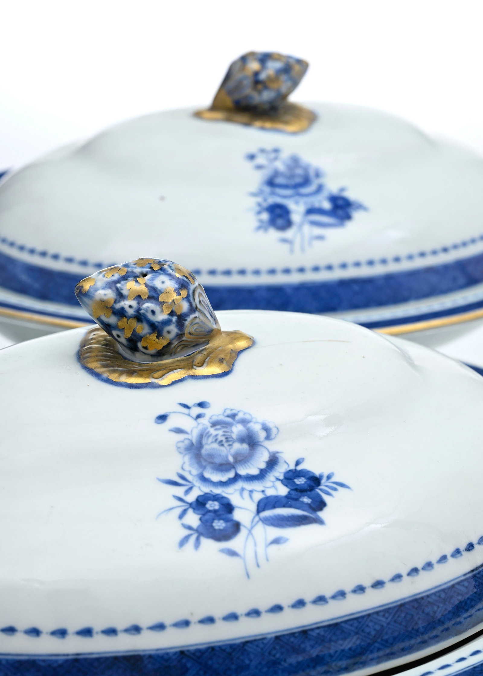 2 légumiers en porcelaine, Chine, dynastie Qing, décor en bleu et doré de fleurs et m - 3