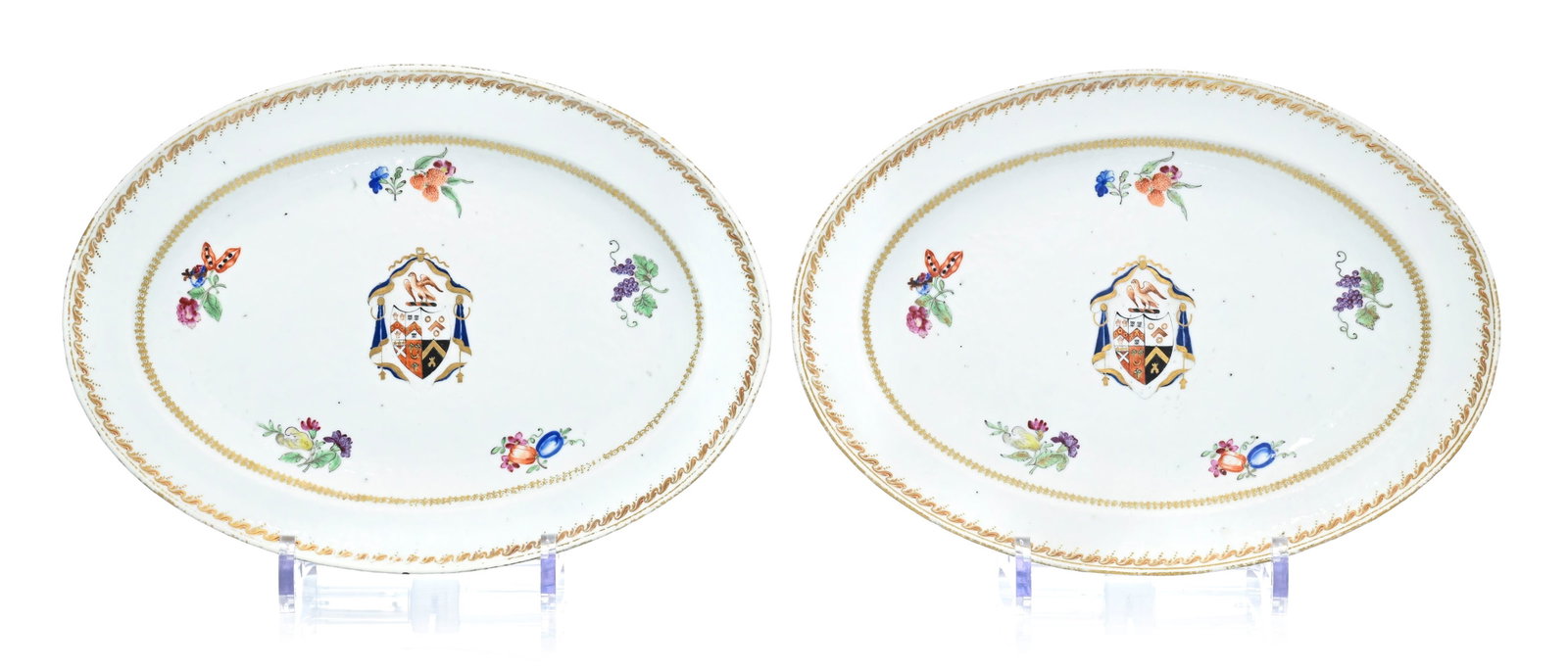 2 petits plats ovales en porcelaine, Chine, XVIIIe s., décor des armoiries de Le Mesurier au ce: 2 petits plats ovales en porcelaine, Chine, XVIIIe s., décor des armoiries de Le Mesurier au centre, entourées de fruits et frises de motifs géométriques, diam. 27 cm Ces