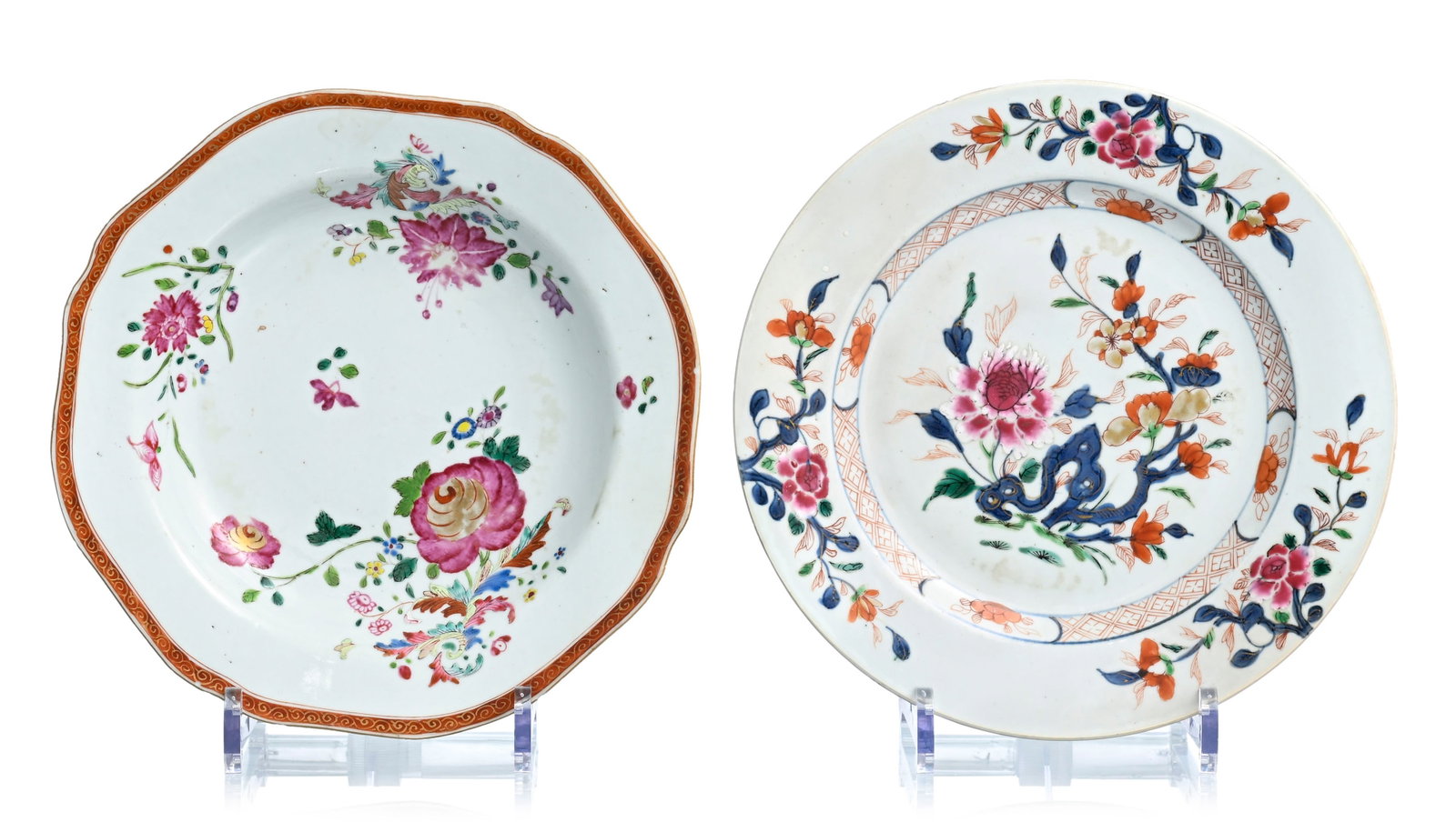 2 assiettes en porcelaine famille rose, Chine, XVIIIe s., les deux au décor de fleurs, une plat: 2 assiettes en porcelaine famille rose, Chine, XVIIIe s., les deux au décor de fleurs, une plate et une creuse polylobée, diam. 23 cm et 23,5 cm 2 famille rose porcelain dishes, China, 18th
