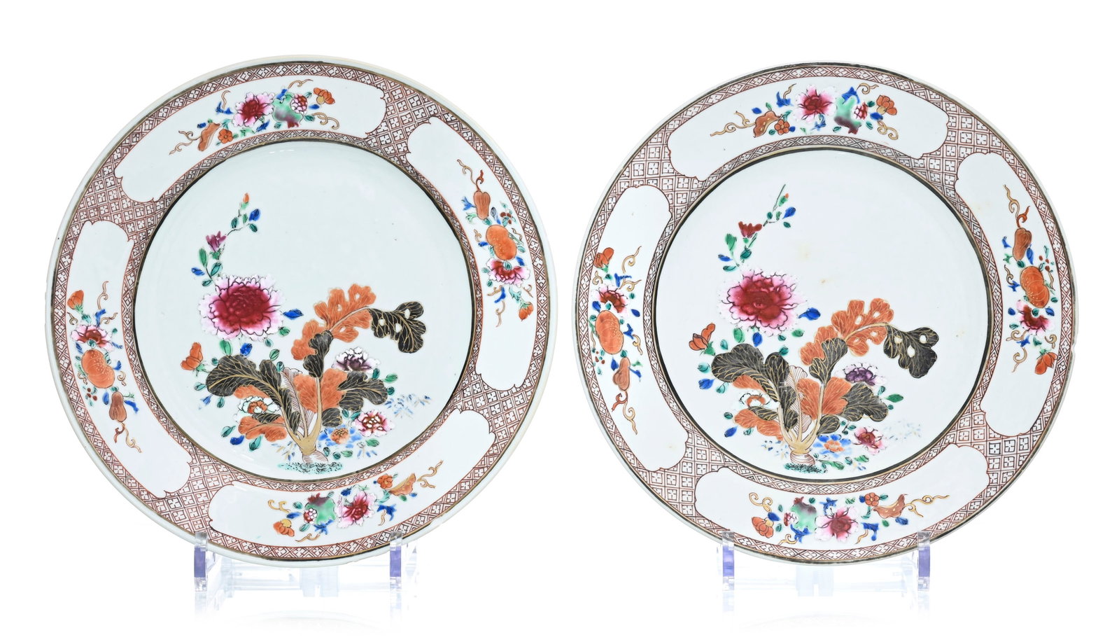 2 plats en porcelaine famille rose, Chine, XVIIIe s., décor de bok choy, fleurs et fruits sur f (1 of 4)