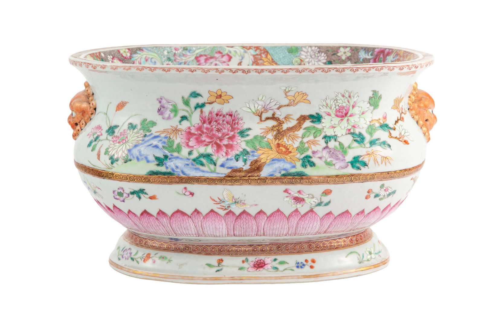 Jardinière ou vasque en porcelaine famille rose, Chine, dynastie Qing, décor de fleurs, ro: Jardinière ou vasque en porcelaine famille rose, Chine, dynastie Qing, décor de fleurs, rochers, rouleaux, papillons et poissons, anses en forme de tête de chien de Fô, l. 40,5 cm,