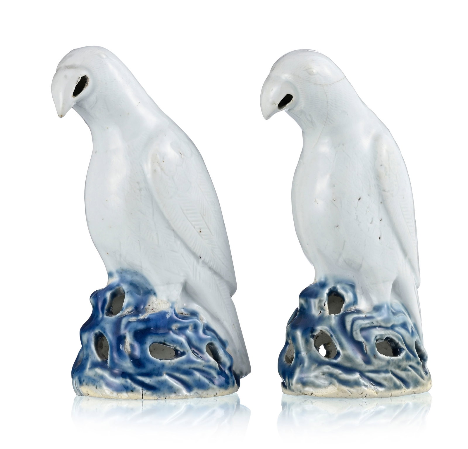 Paire de perroquets en porcelaine, Chine, dynastie Qing, les perroquets à glaçure monochro (1 of 4)